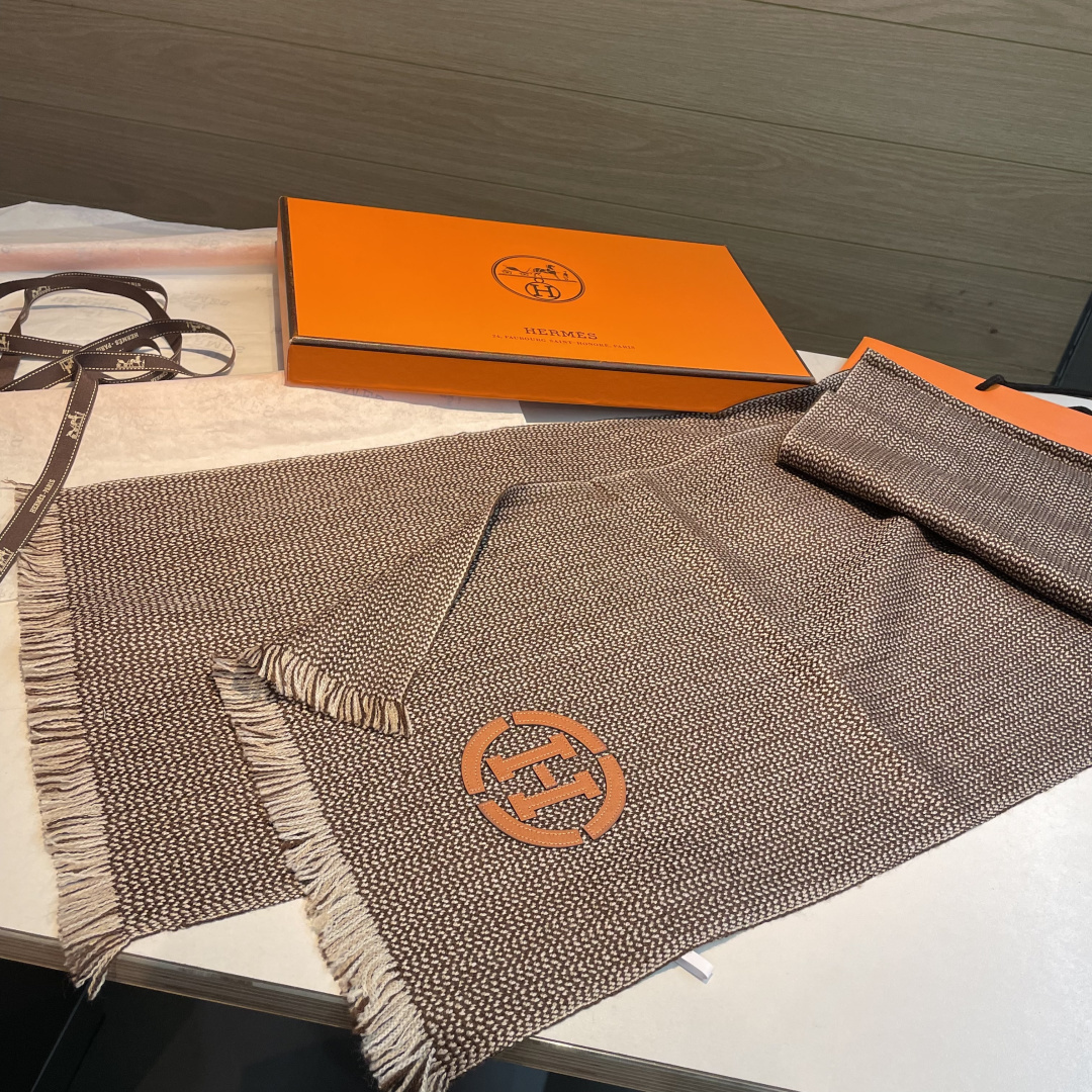 山羊绒围巾(100%山羊绒)。这款山羊绒围巾在尼泊尔纯手工制作，以编织工艺呈现低调的“H”字母图案，并点