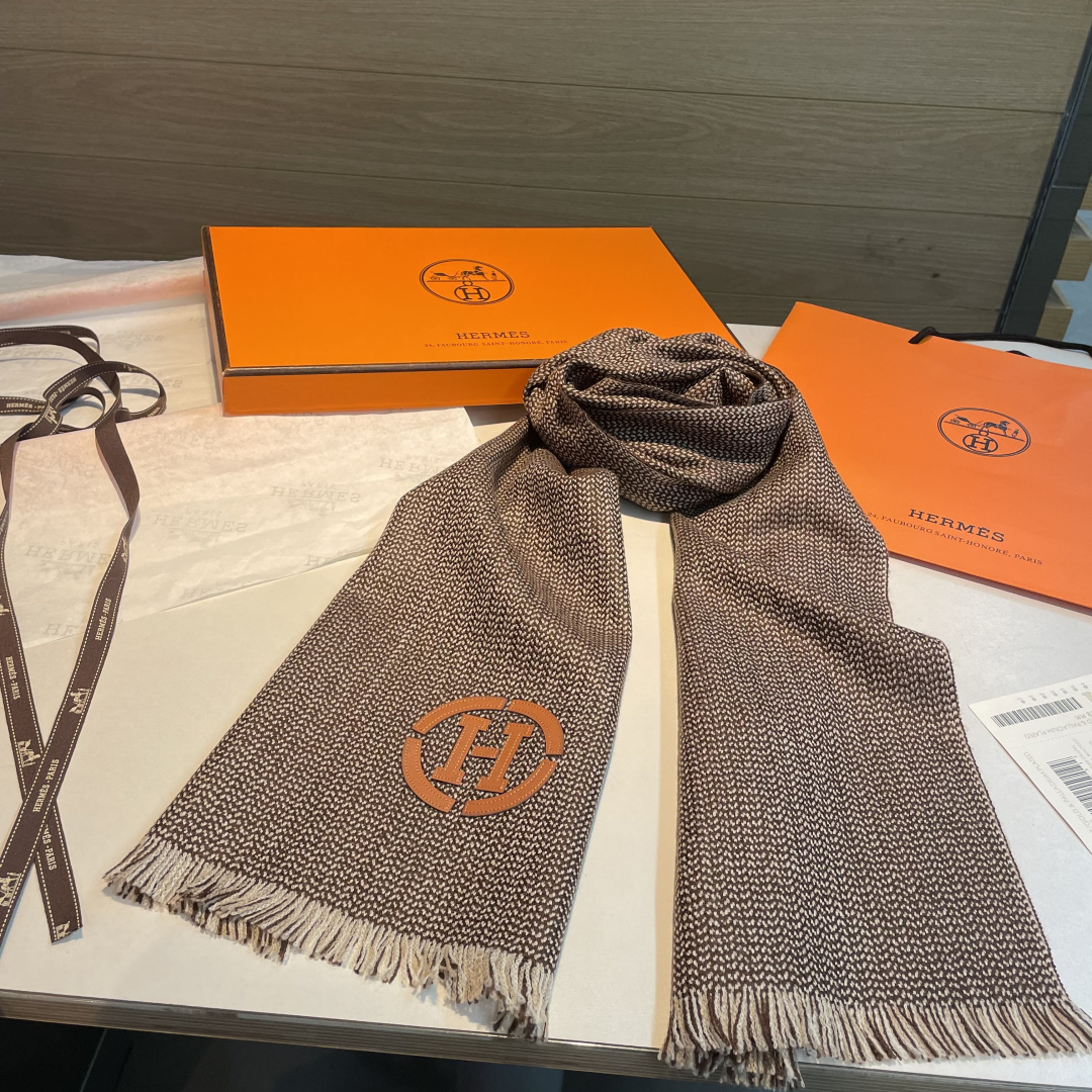 山羊绒围巾(100%山羊绒)。这款山羊绒围巾在尼泊尔纯手工制作，以编织工艺呈现低调的“H”字母图案，并点