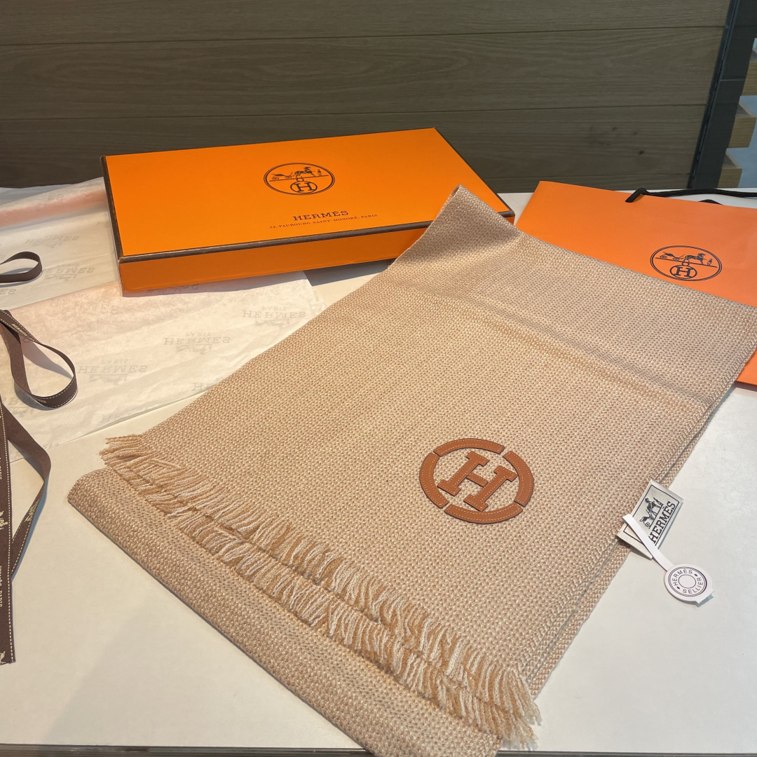 山羊绒围巾(100%山羊绒)。这款山羊绒围巾在尼泊尔纯手工制作，以编织工艺呈现低调的“H”字母图案，并点