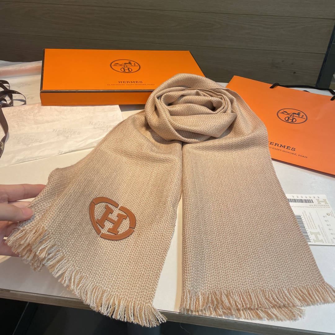 山羊绒围巾(100%山羊绒)。这款山羊绒围巾在尼泊尔纯手工制作，以编织工艺呈现低调的“H”字母图案，并点