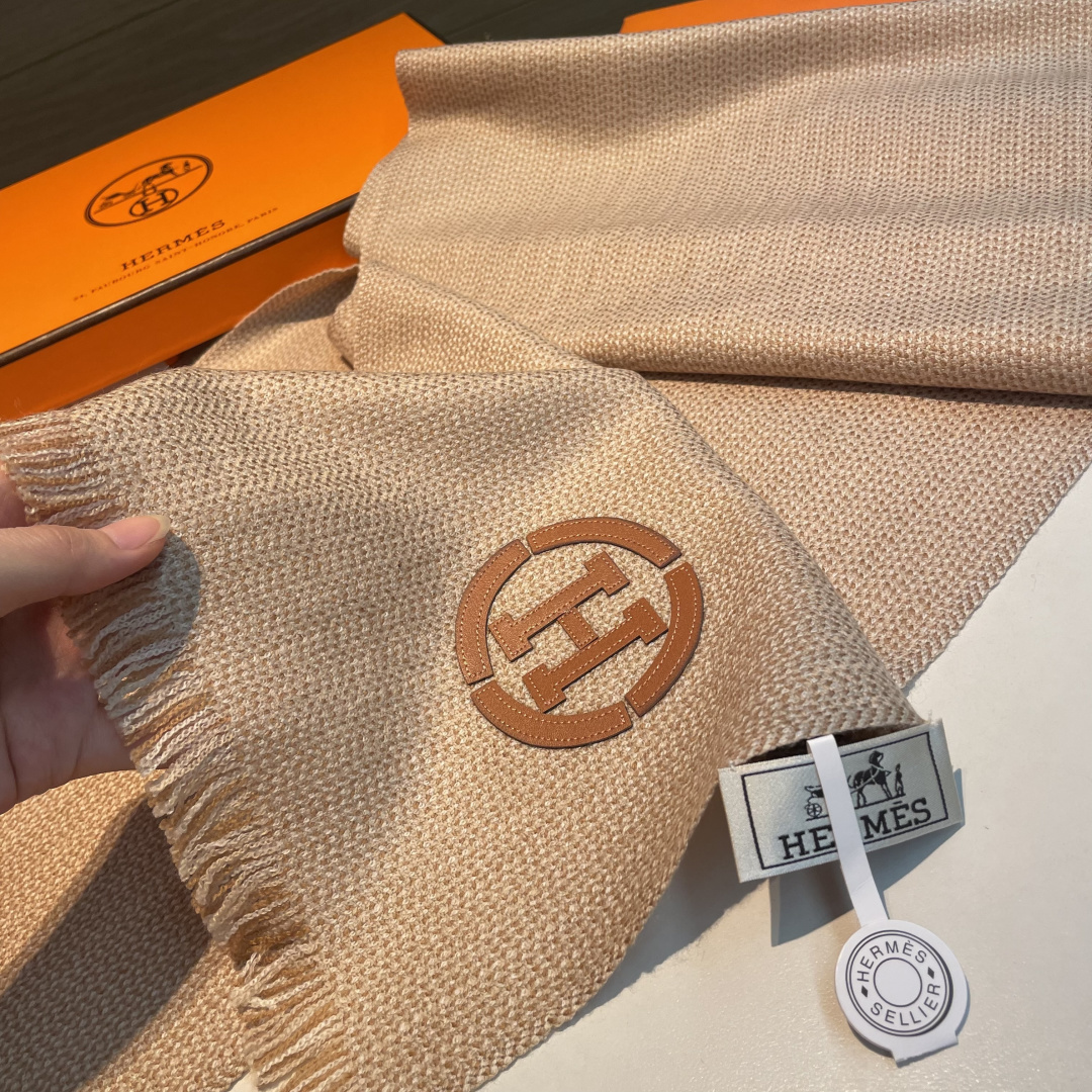 山羊绒围巾(100%山羊绒)。这款山羊绒围巾在尼泊尔纯手工制作，以编织工艺呈现低调的“H”字母图案，并点