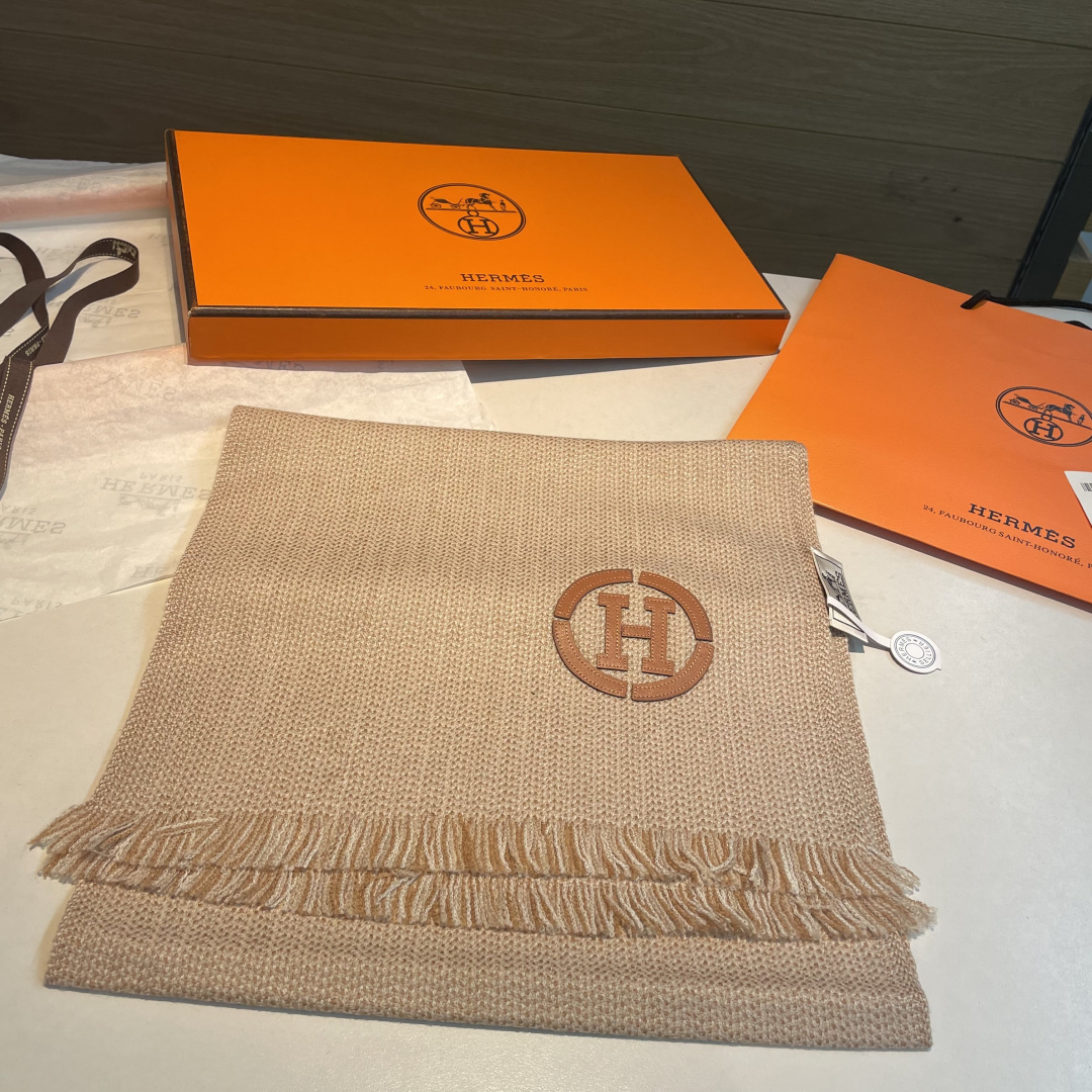 山羊绒围巾(100%山羊绒)。这款山羊绒围巾在尼泊尔纯手工制作，以编织工艺呈现低调的“H”字母图案，并点