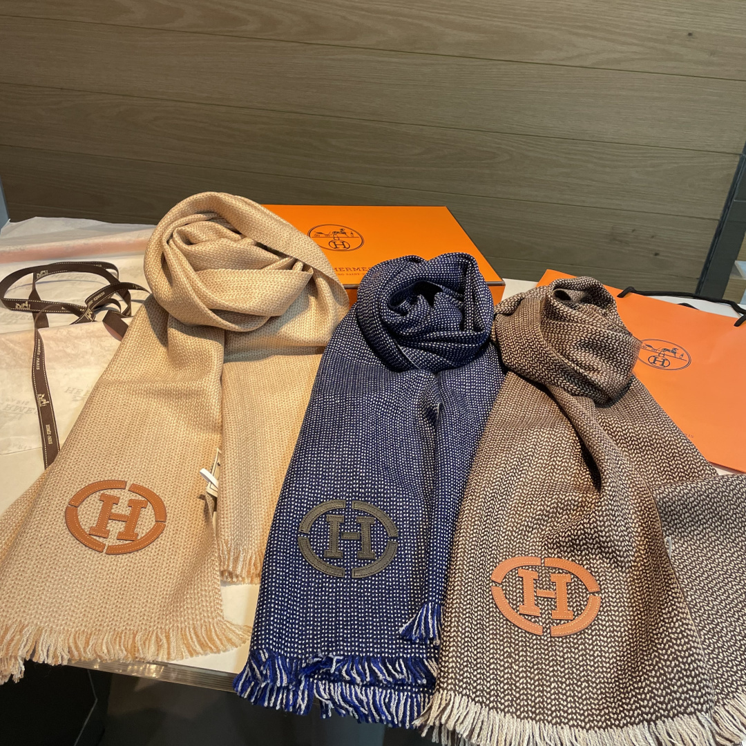 山羊绒围巾(100%山羊绒)。这款山羊绒围巾在尼泊尔纯手工制作，以编织工艺呈现低调的“H”字母图案，并点
