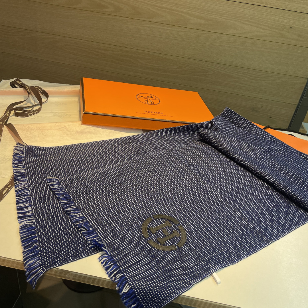 山羊绒围巾(100%山羊绒)。这款山羊绒围巾在尼泊尔纯手工制作，以编织工艺呈现低调的“H”字母图案，并点