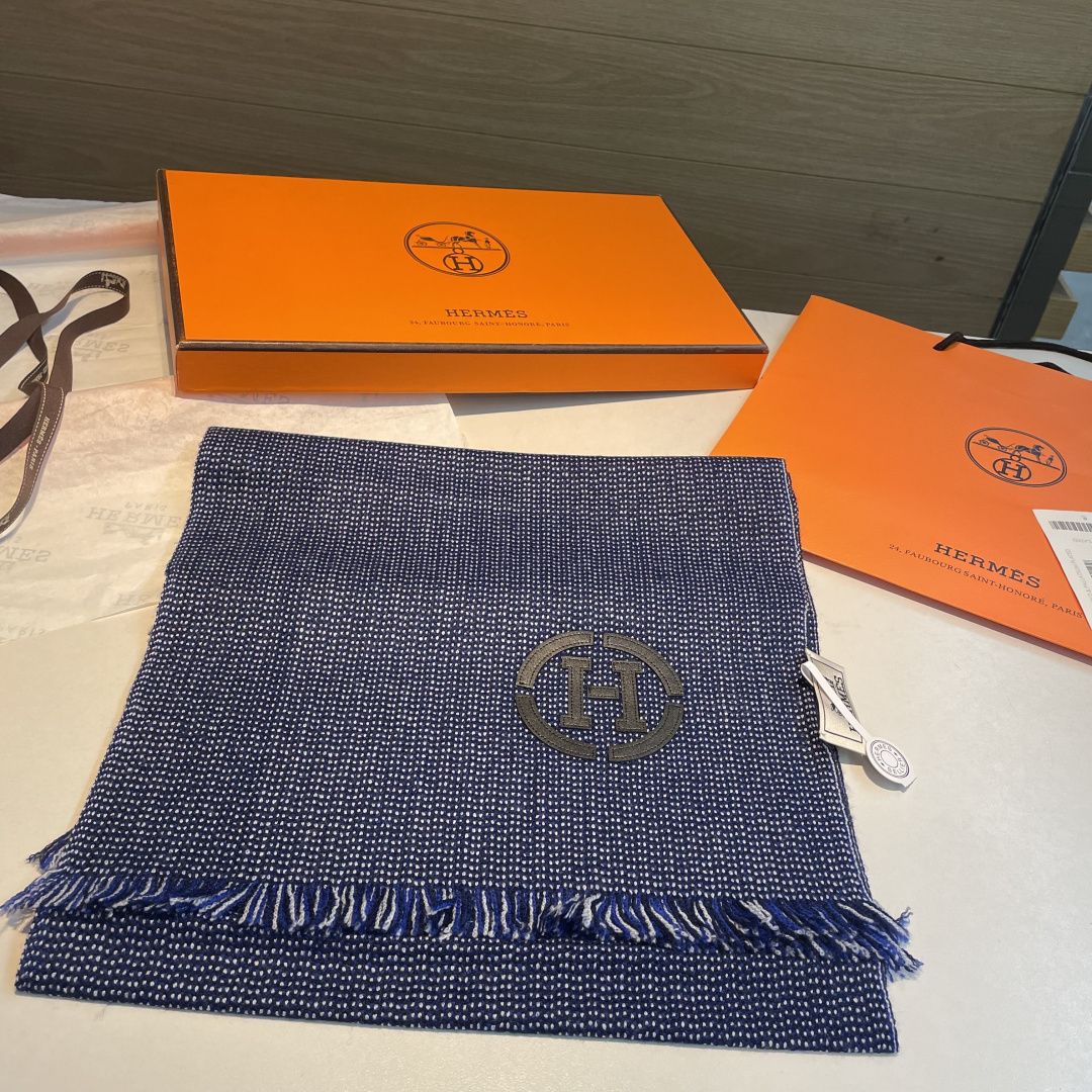 山羊绒围巾(100%山羊绒)。这款山羊绒围巾在尼泊尔纯手工制作，以编织工艺呈现低调的“H”字母图案，并点