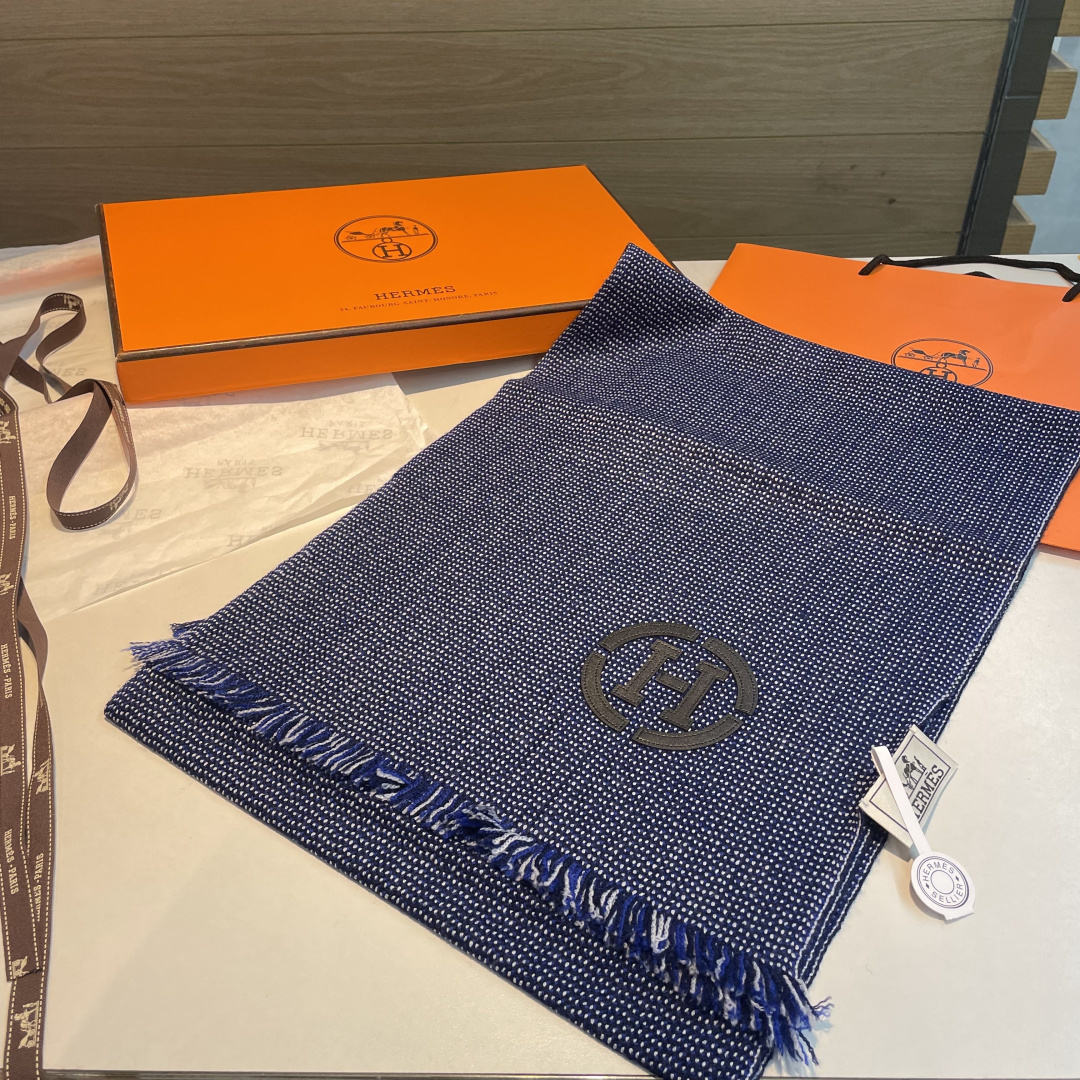 山羊绒围巾(100%山羊绒)。这款山羊绒围巾在尼泊尔纯手工制作，以编织工艺呈现低调的“H”字母图案，并点