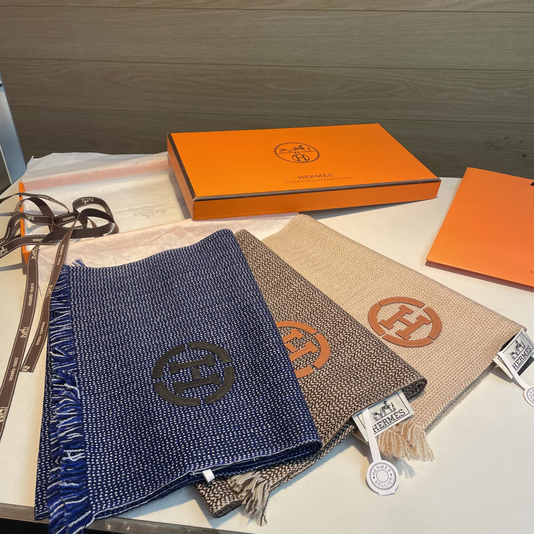 山羊绒围巾(100%山羊绒)。这款山羊绒围巾在尼泊尔纯手工制作，以编织工艺呈现低调的“H”字母图案，并点