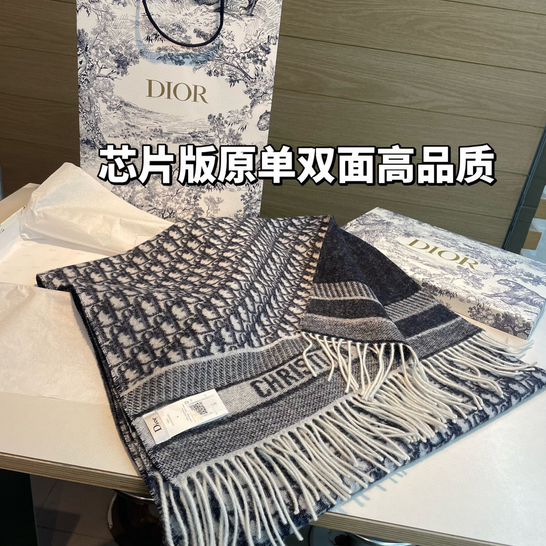 芯片版高品质Dior（迪奥）最新款 · 这款 Oblique 印花围巾重新诠释 Dior 经典标识，彰显
