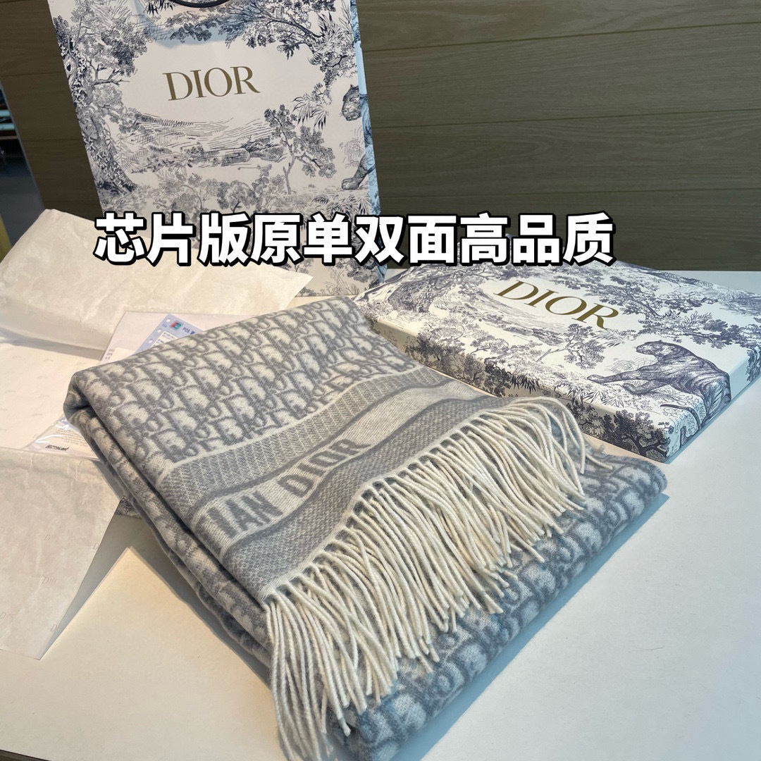 芯片版高品质Dior（迪奥）最新款 · 这款 Oblique 印花围巾重新诠释 Dior 经典标识，彰显