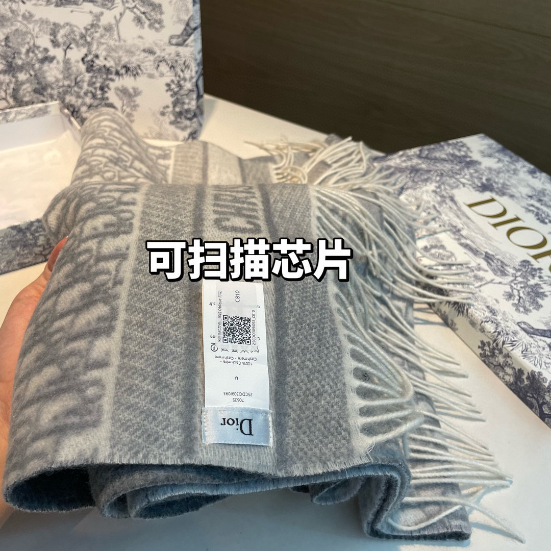 芯片版高品质Dior（迪奥）最新款 · 这款 Oblique 印花围巾重新诠释 Dior 经典标识，彰显