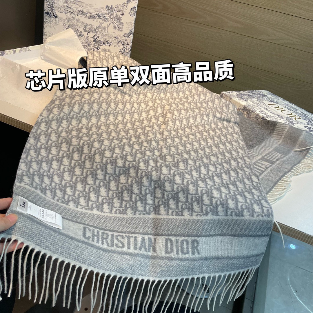 芯片版高品质Dior（迪奥）最新款 · 这款 Oblique 印花围巾重新诠释 Dior 经典标识，彰显