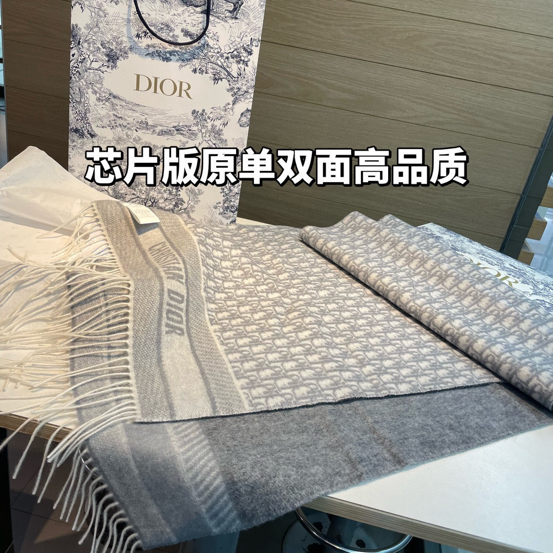 芯片版高品质Dior（迪奥）最新款 · 这款 Oblique 印花围巾重新诠释 Dior 经典标识，彰显