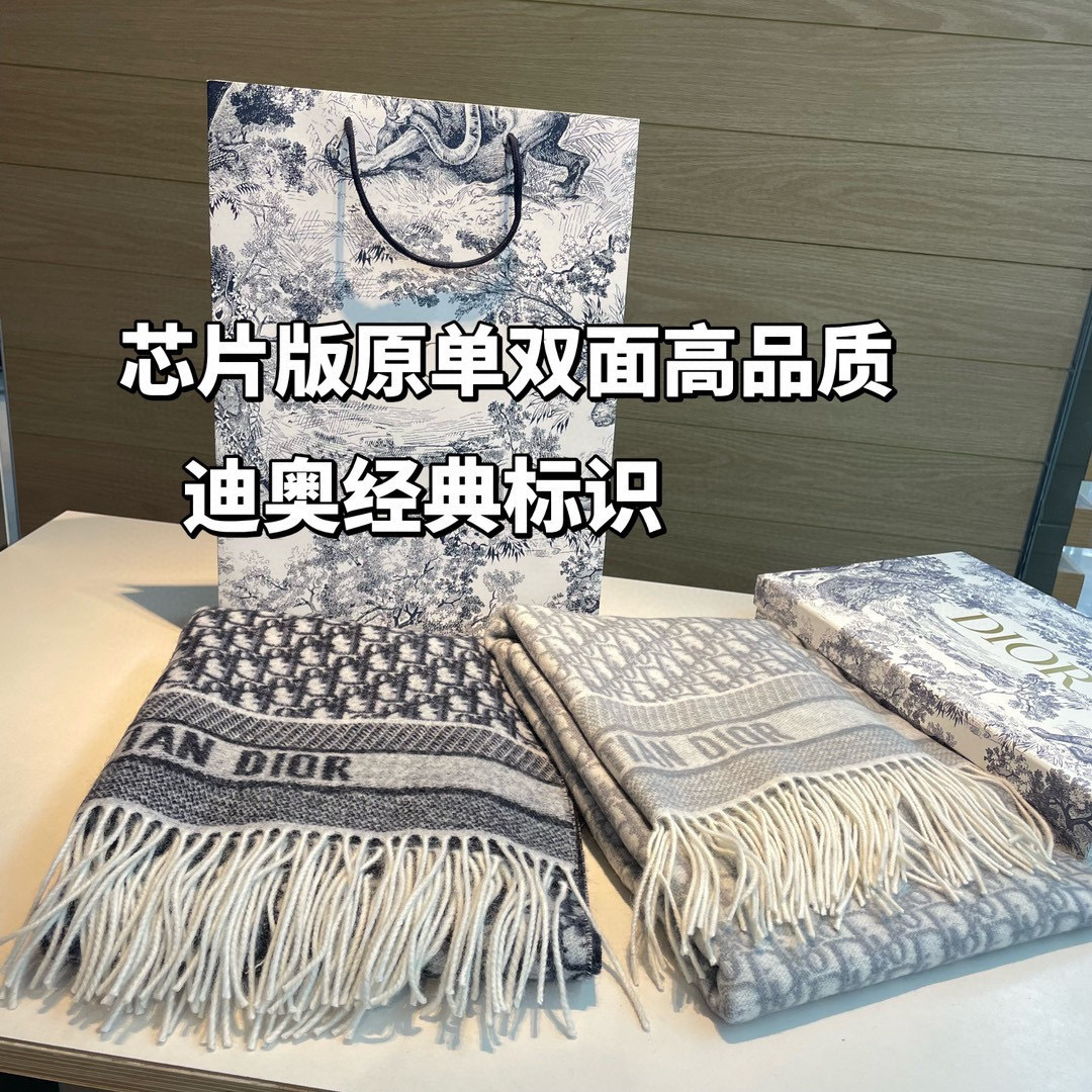芯片版高品质Dior（迪奥）最新款 · 这款 Oblique 印花围巾重新诠释 Dior 经典标识，彰显