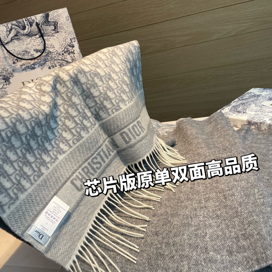 芯片版高品质Dior（迪奥）最新款 · 这款 Oblique 印花围巾重新诠释 Dior 经典标识，彰显
