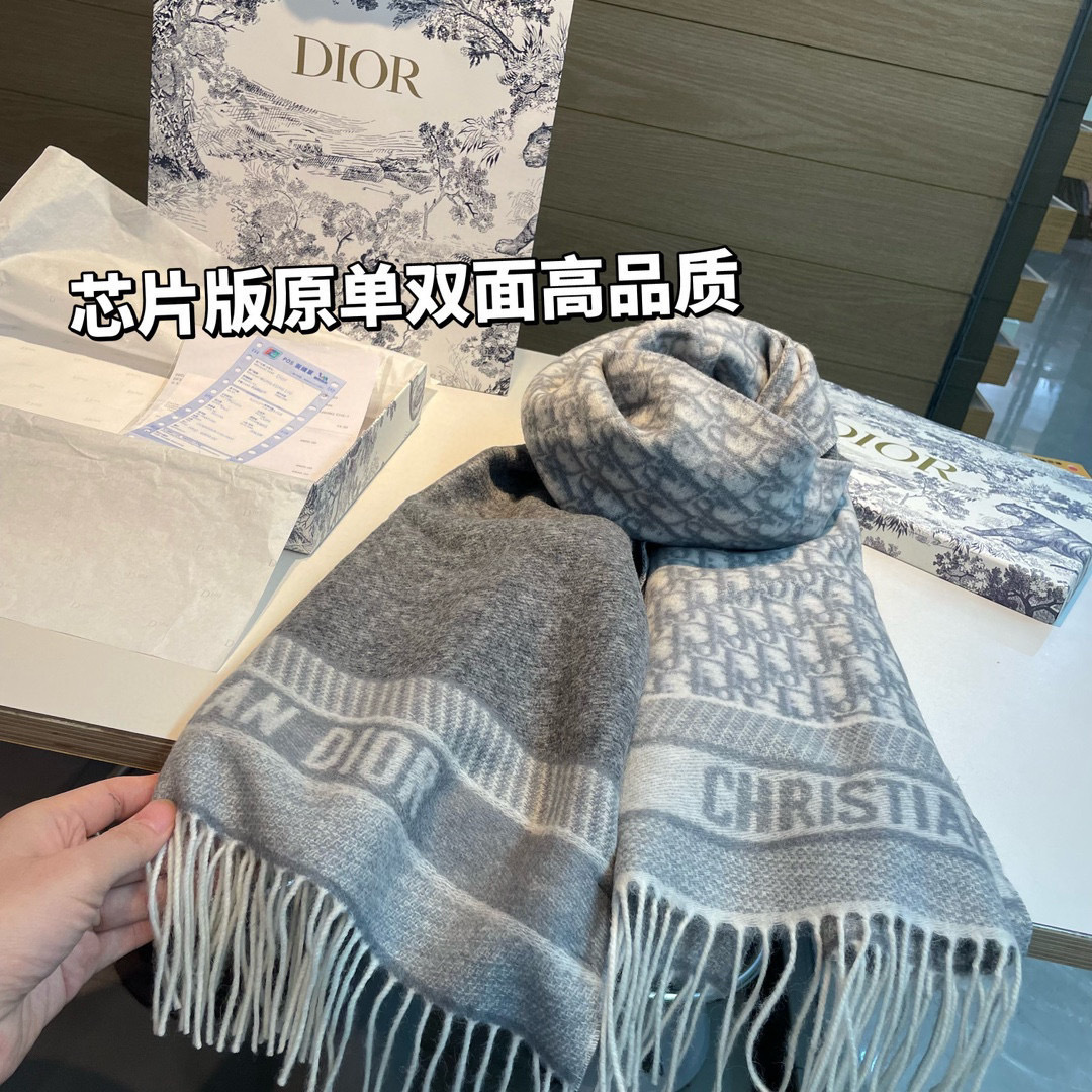 芯片版高品质Dior（迪奥）最新款 · 这款 Oblique 印花围巾重新诠释 Dior 经典标识，彰显