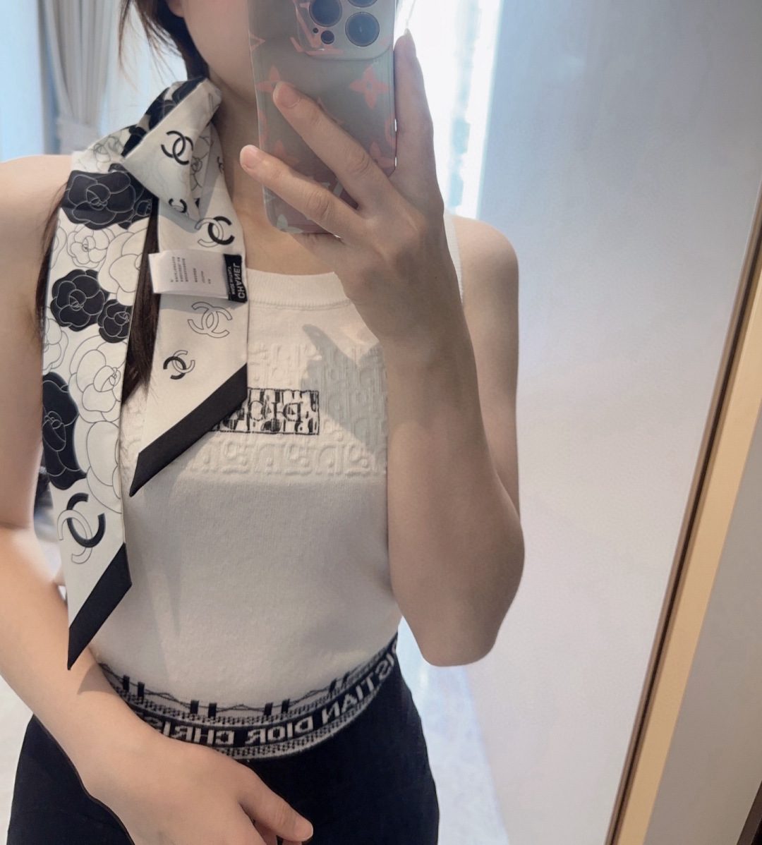 NO:642666,5 Chanel Twilly scarves are here, Chanel is a veritable cutie. I can hold three of them with my eyes closed, and I won’t stop them. I haven’t seen such a beautiful twilly for a long time. It is really fragrant. There are not many essential artifacts for concave shapes. They will not always be available. It is highly practical for tying hair, tying bags, etc... Unique, rather than lack of material: twill silk size/6cm high version scarf, high version scarf, chanel, chanel, real  silk198609095 香奈儿 Twilly小丝巾来了,Chanel 名副其实的小可爱, 人手三条闭眼收,我都不拦着 N久都没有见过这么好看的twilly 真的是真香本香了,凹造型必备神器数量不是很多.也不会一直有 实用率贼高,绑头发,绑包包,等等等等...独一无二,宁缺毋材质:斜纹真丝尺寸/6cm高版本围巾,高版本围巾,chanel,chanel,real silk,scarf