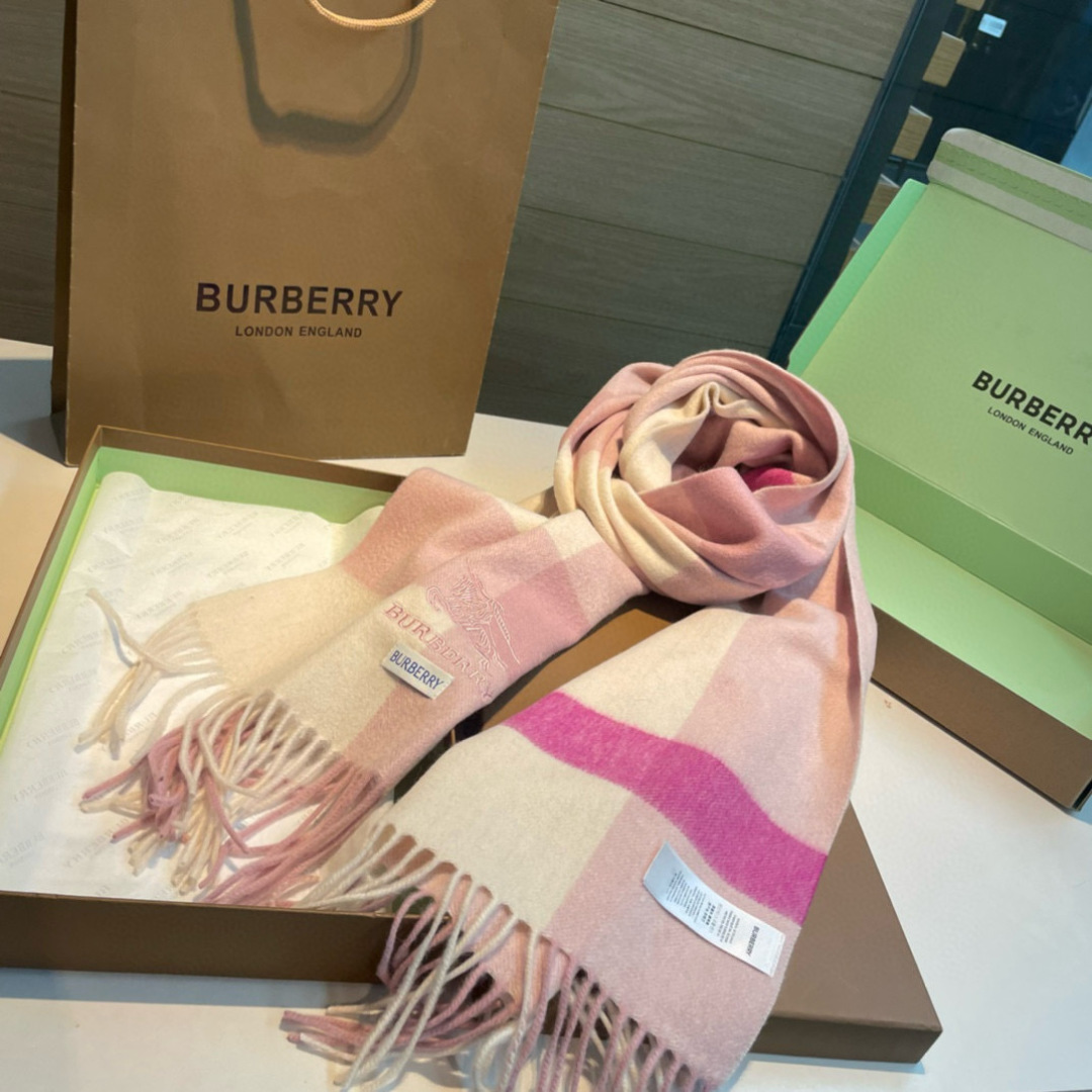🆕Burberry · 巴宝莉格子围巾❗️好看的要疯掉了，太有型太有魅力了❗️❗️非常斯文时尚的秋冬单品