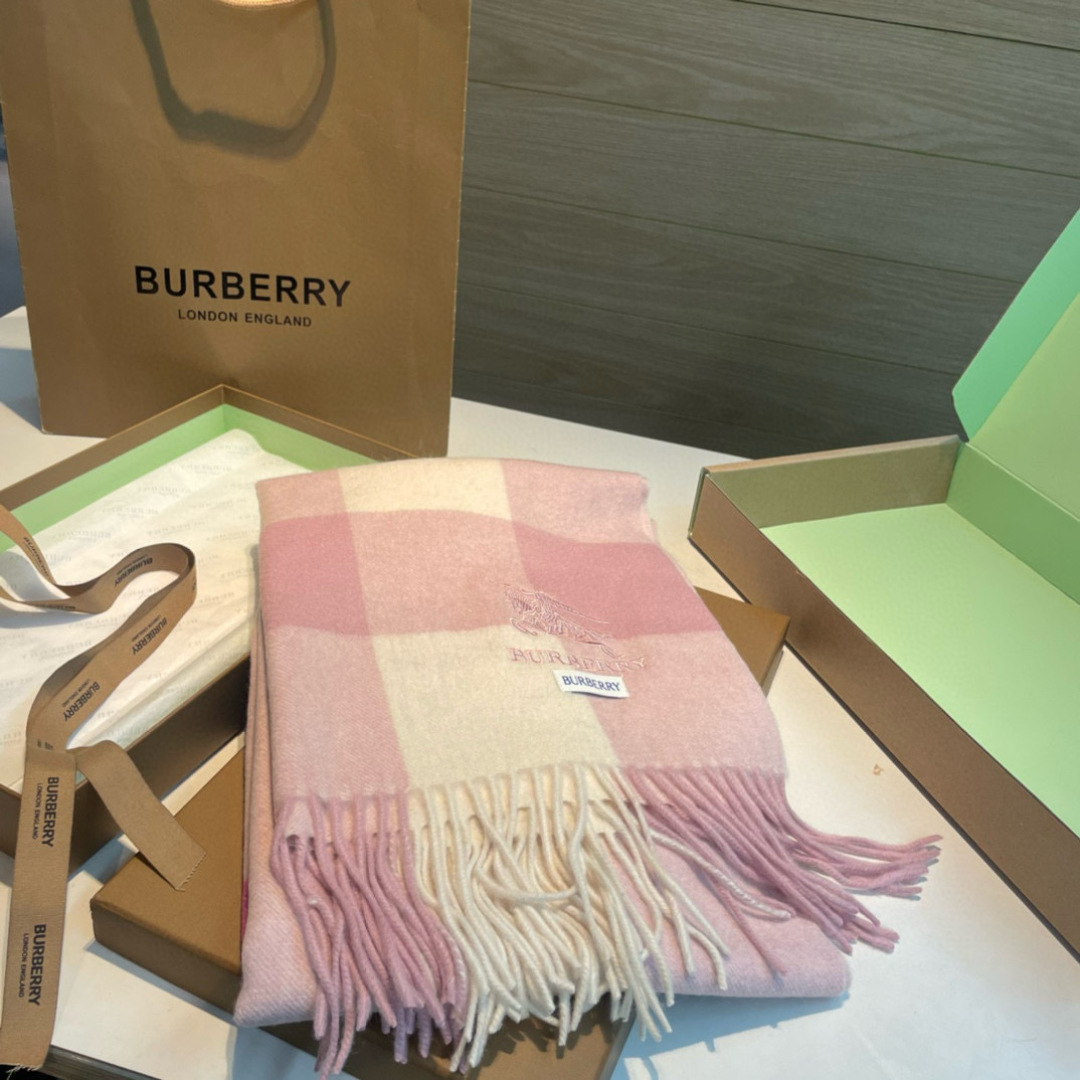 🆕Burberry · 巴宝莉格子围巾❗️好看的要疯掉了，太有型太有魅力了❗️❗️非常斯文时尚的秋冬单品