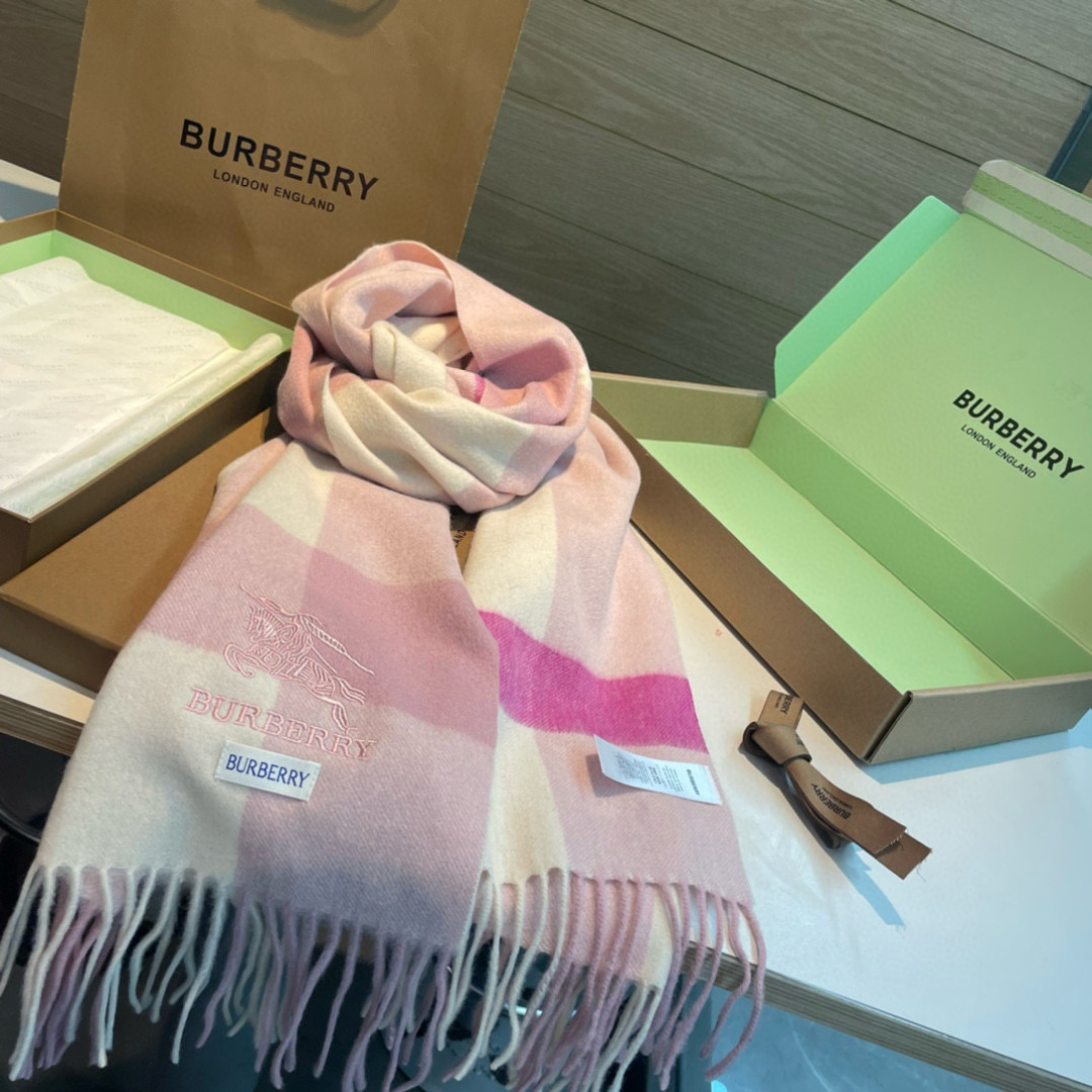 🆕Burberry · 巴宝莉格子围巾❗️好看的要疯掉了，太有型太有魅力了❗️❗️非常斯文时尚的秋冬单品
