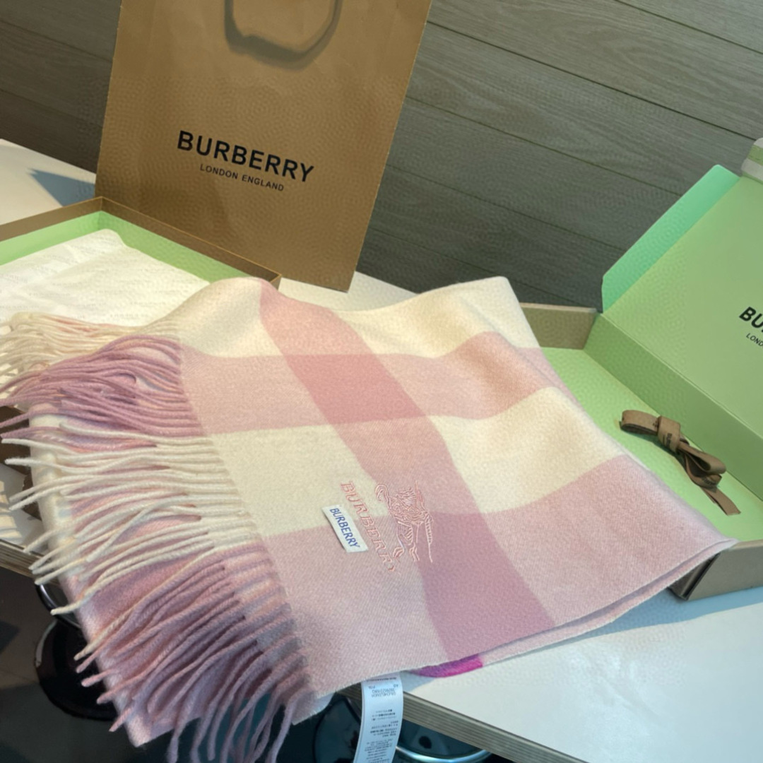 🆕Burberry · 巴宝莉格子围巾❗️好看的要疯掉了，太有型太有魅力了❗️❗️非常斯文时尚的秋冬单品