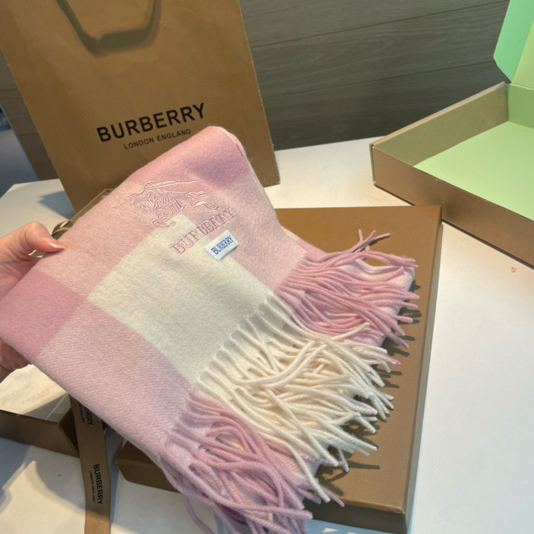 🆕Burberry · 巴宝莉格子围巾❗️好看的要疯掉了，太有型太有魅力了❗️❗️非常斯文时尚的秋冬单品