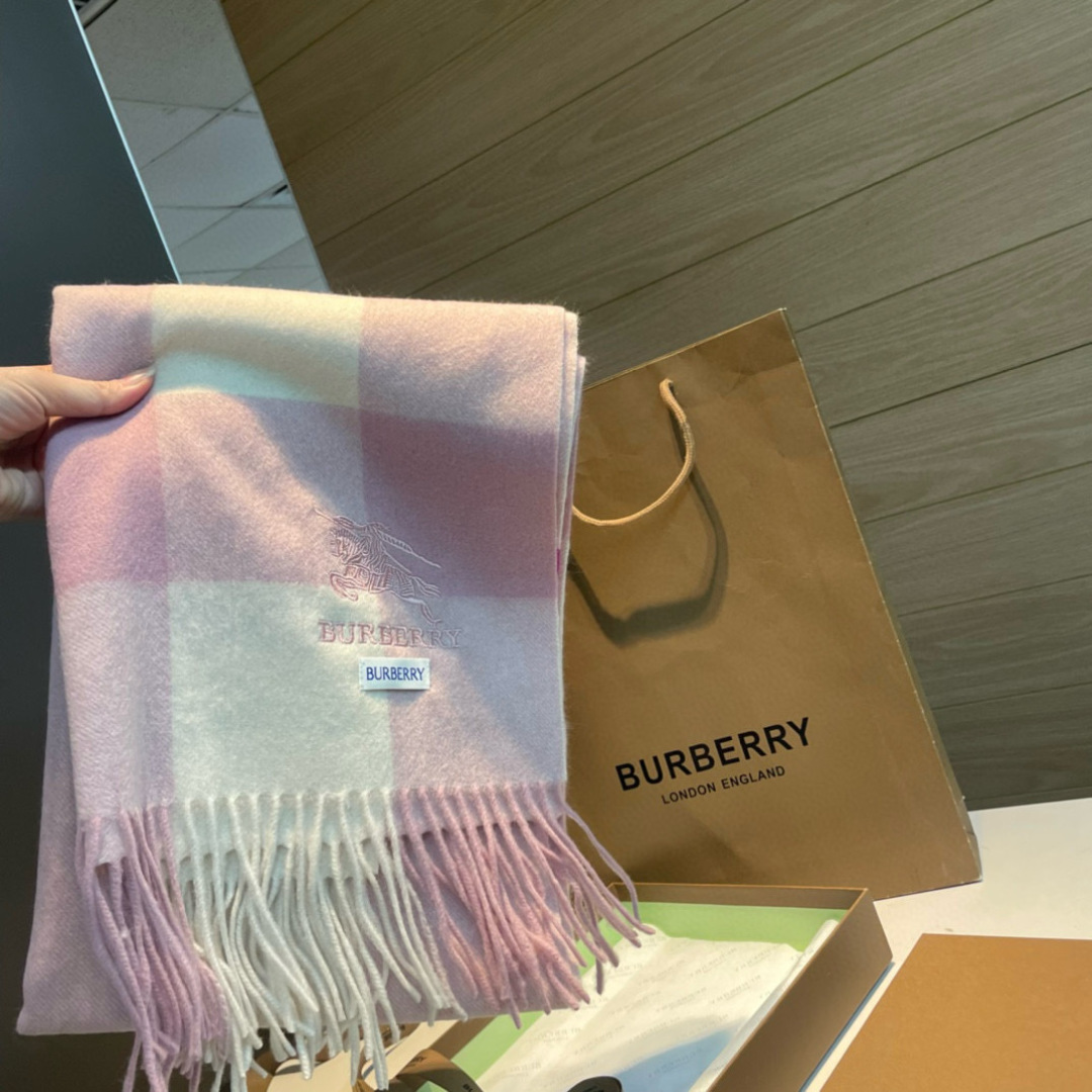 🆕Burberry · 巴宝莉格子围巾❗️好看的要疯掉了，太有型太有魅力了❗️❗️非常斯文时尚的秋冬单品