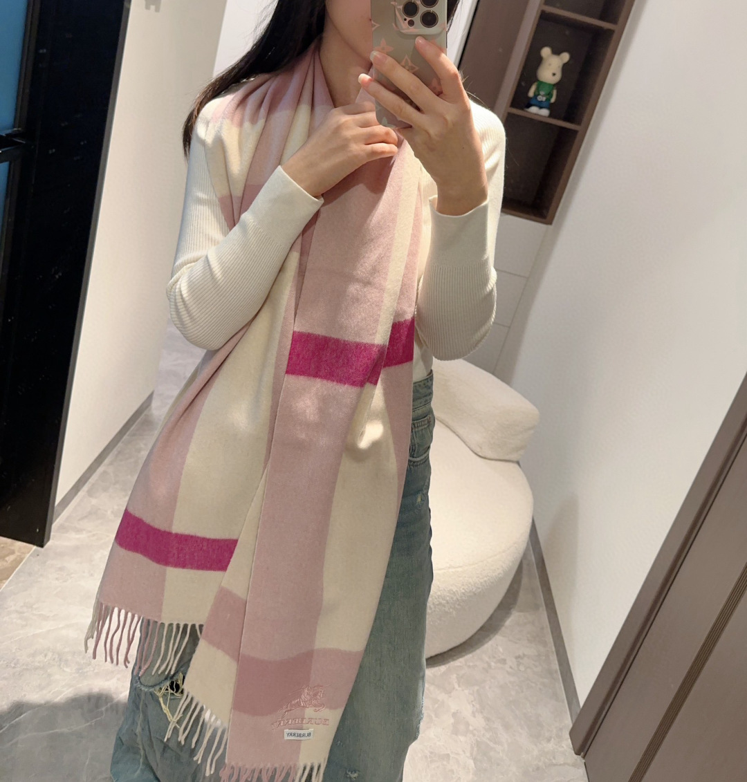 🆕Burberry · 巴宝莉格子围巾❗️好看的要疯掉了，太有型太有魅力了❗️❗️非常斯文时尚的秋冬单品