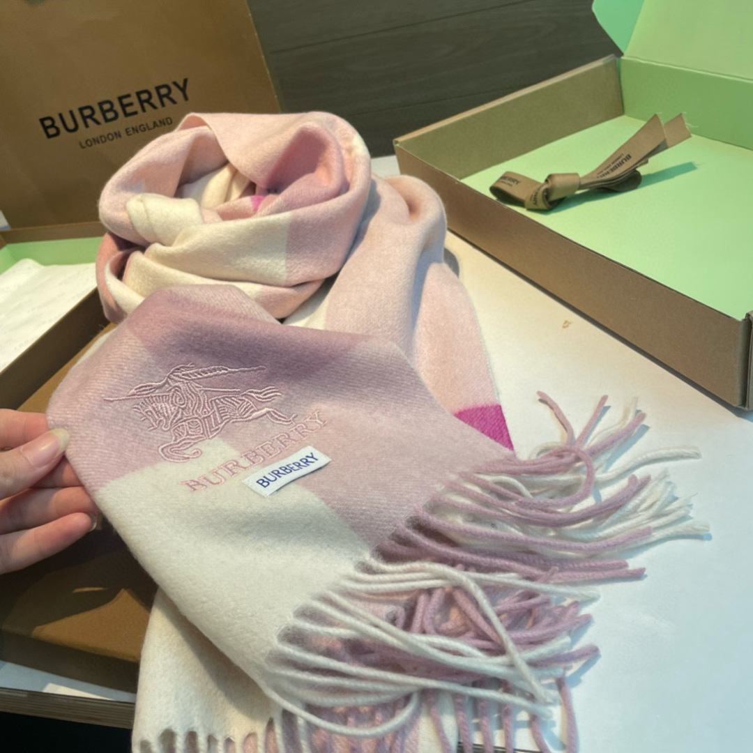 🆕Burberry · 巴宝莉格子围巾❗️好看的要疯掉了，太有型太有魅力了❗️❗️非常斯文时尚的秋冬单品