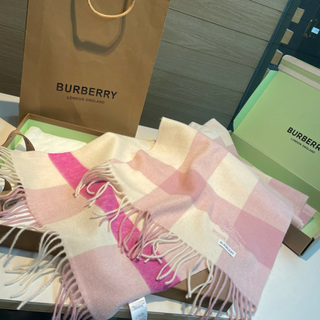🆕Burberry · 巴宝莉格子围巾❗️好看的要疯掉了，太有型太有魅力了❗️❗️非常斯文时尚的秋冬单品