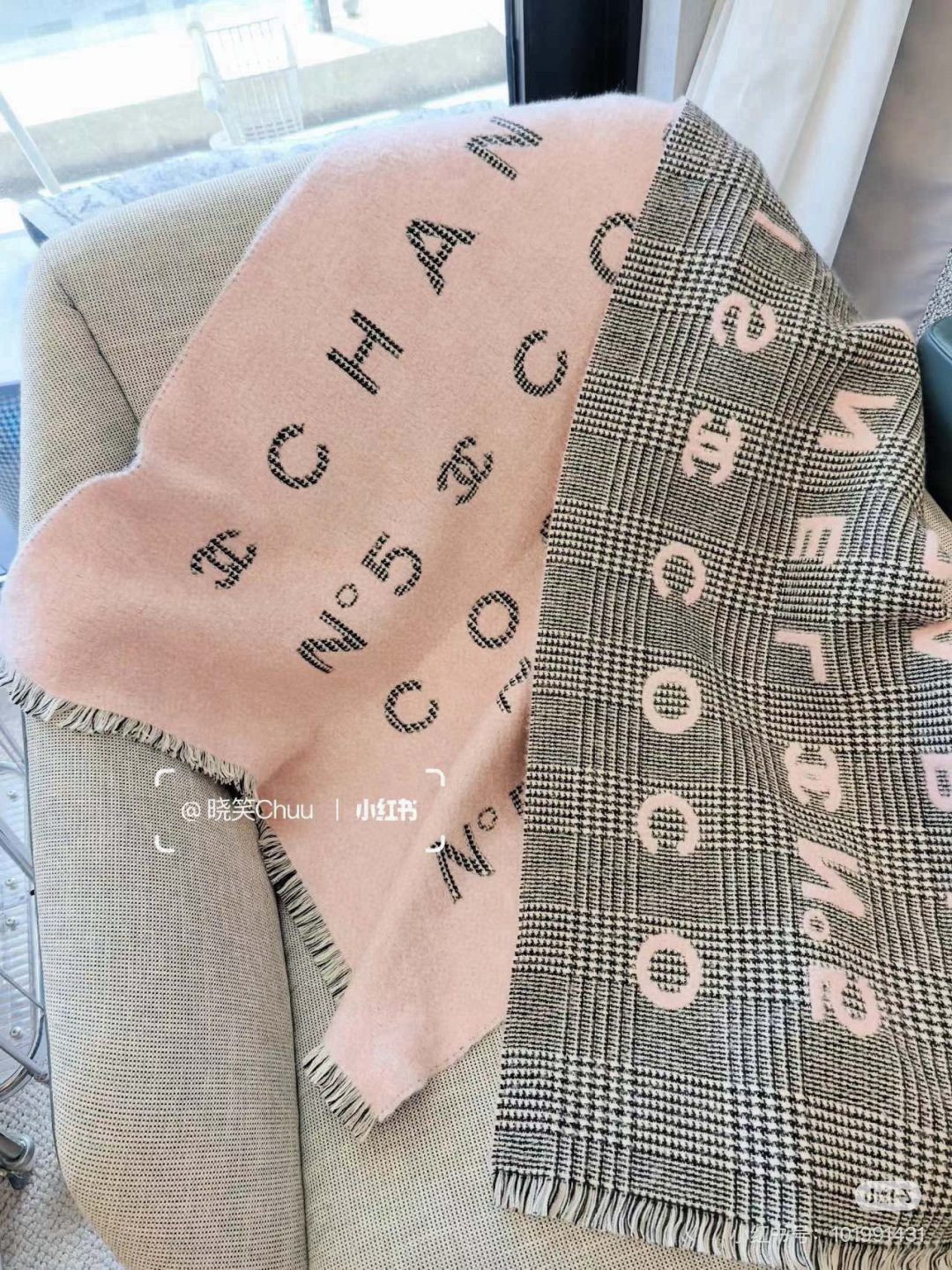 NO:642676,Fragrant grandma  The new model, Chanel (Chanel) 24cocoChanel series, the same scarf as Zhang Yuxi, is known as the most beautiful one of Grandma Xiang and the most worth buying. One side is houndstooth and the other side is jacquard letters. It is both a shawl and a small blanket. It really looks good when draped casually. The coco series is used to the fullest by the designer. It is so beautiful that it is fascinating and will never go out of style.  This Chanel model, the more I look at it, the more I fall in love with it, the more I look at it, the more I like it, the more I look at it, the more I like it, it's very weighty and drapey, it's invincible, the shape is so beautiful, it's really incomparable and comfortable to hold in my hand. Purchased for 10,000 pieces, cashmere fabric, soft and skin-friendly, specification, 74.4x194.4cm with tassel length, high version scarf, high version scarf, chanel, chanel, shawls19860909香奶奶 新款,Chanel(香奈儿)24cocoChanel系列,张予曦同款围巾,被誉为香奶奶最好看的一款,最值得入手的一条,一面千鸟格一面提花字母,既是一条披肩也是一条小盖毯,真的随意一披就好看,巨巨巨巨好看,coco系列被设计师发挥到淋漓尽致,美得令人心醉神往,永不过时这款Chanel的款,实物真的越看越爱,越看越时髦,越看越喜欢,非常有份量和垂感,无敌无敌好造型美的不要不要的,握在手里真的无敌舒适代购价一万一条,羊绒面料,柔软亲肤,规格,74.4x194.4cm含流苏长度高版本围巾,高版本围巾,chanel,chanel,shawls,scarf