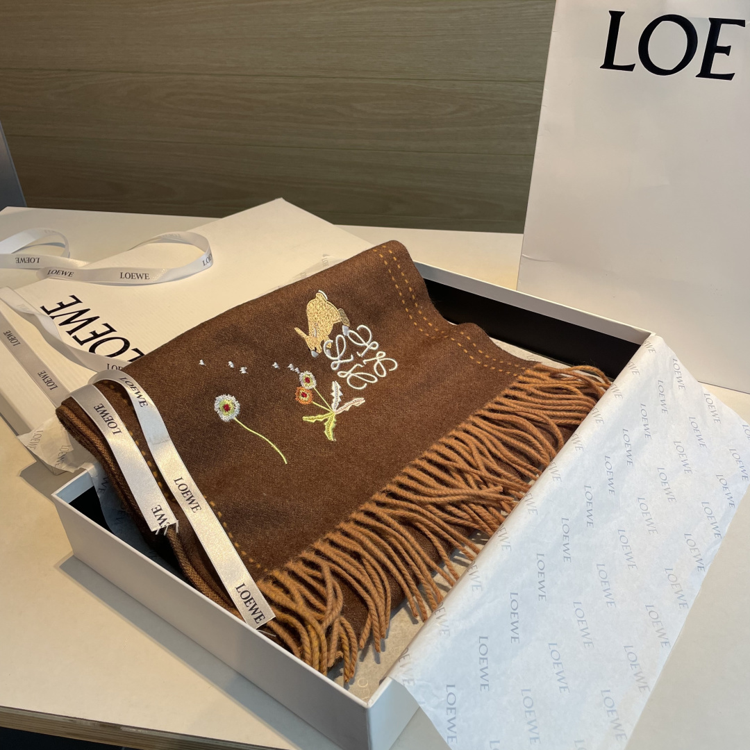 上新！Loewe · 罗意威️新款披肩围巾。难得一见的温柔配色，低调又不失优雅❗️重点推荐❗️loewe