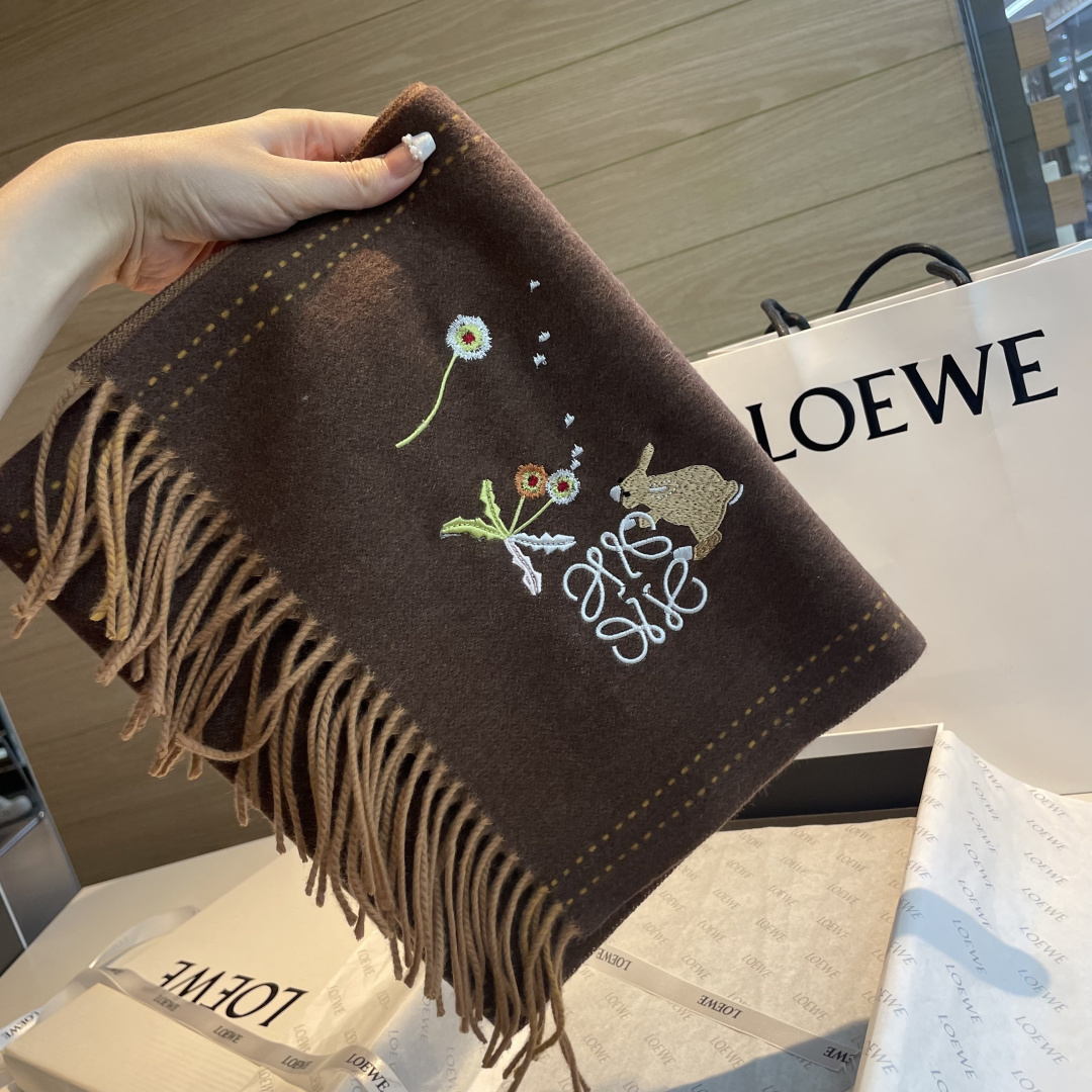上新！Loewe · 罗意威️新款披肩围巾。难得一见的温柔配色，低调又不失优雅❗️重点推荐❗️loewe