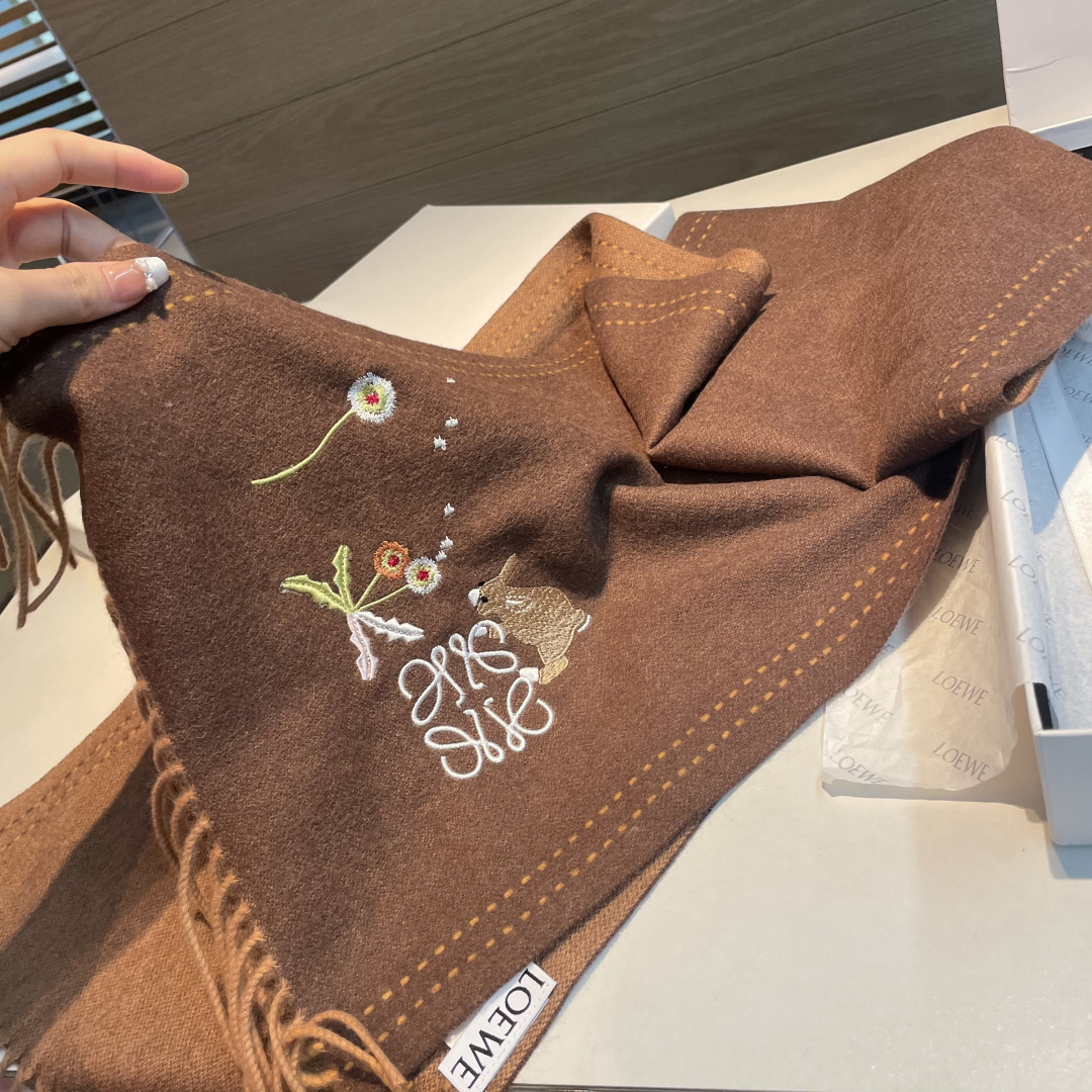 上新！Loewe · 罗意威️新款披肩围巾。难得一见的温柔配色，低调又不失优雅❗️重点推荐❗️loewe