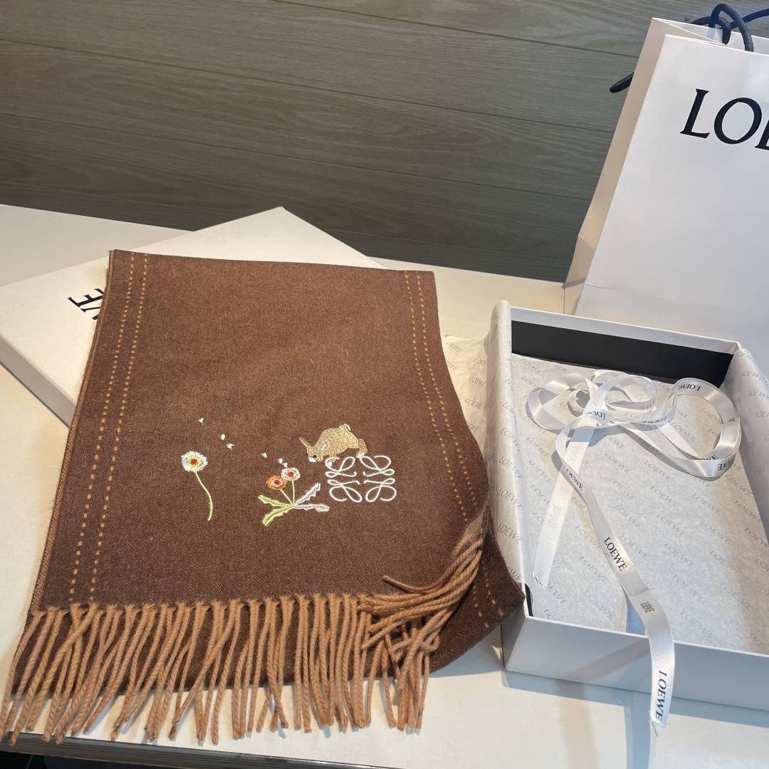 上新！Loewe · 罗意威️新款披肩围巾。难得一见的温柔配色，低调又不失优雅❗️重点推荐❗️loewe