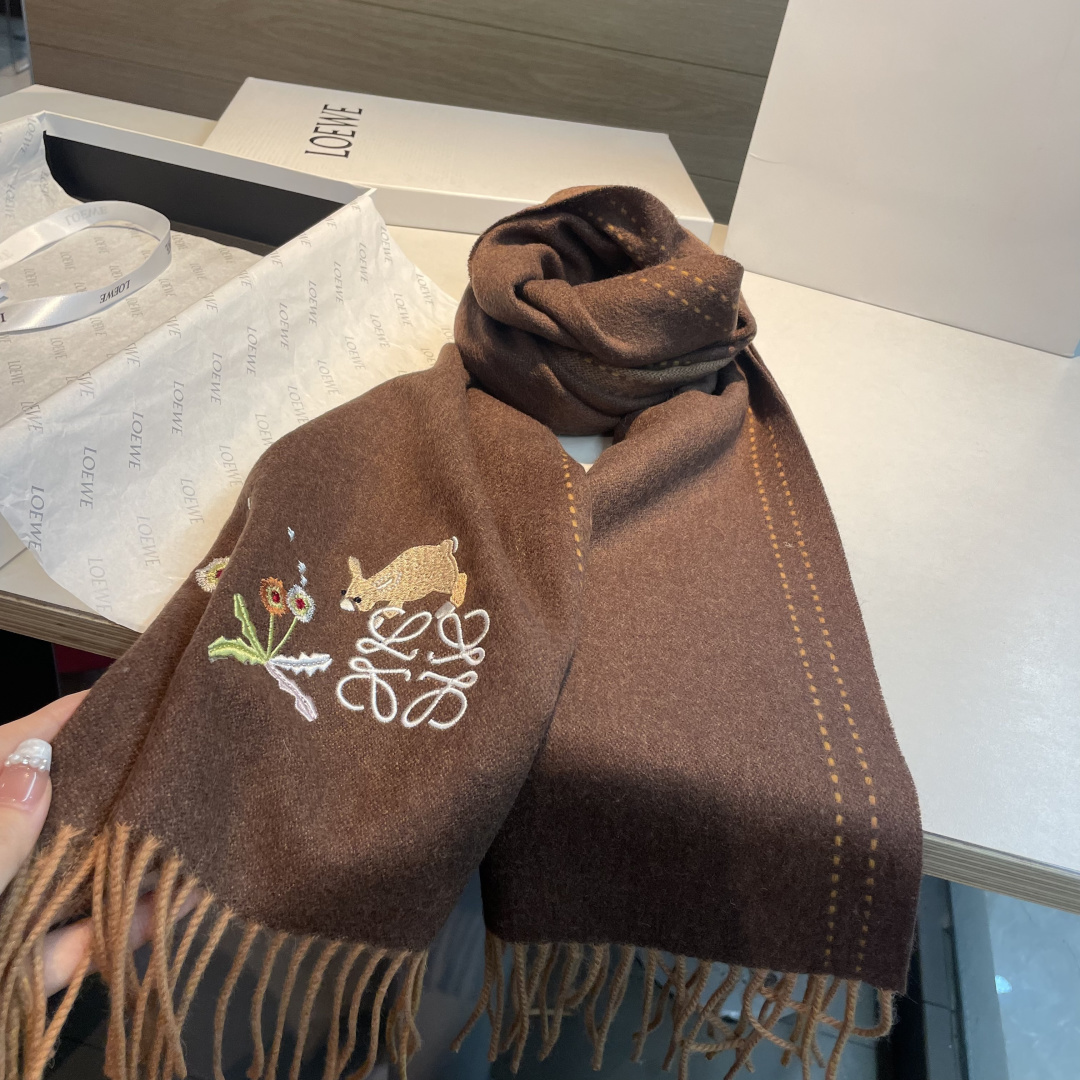 上新！Loewe · 罗意威️新款披肩围巾。难得一见的温柔配色，低调又不失优雅❗️重点推荐❗️loewe