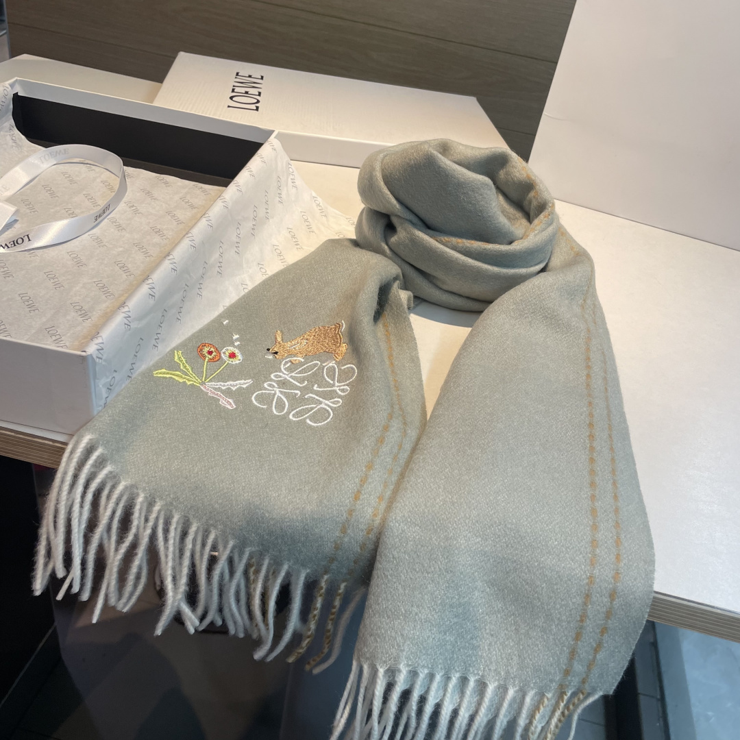 上新！Loewe · 罗意威️新款披肩围巾。难得一见的温柔配色，低调又不失优雅❗️重点推荐❗️loewe