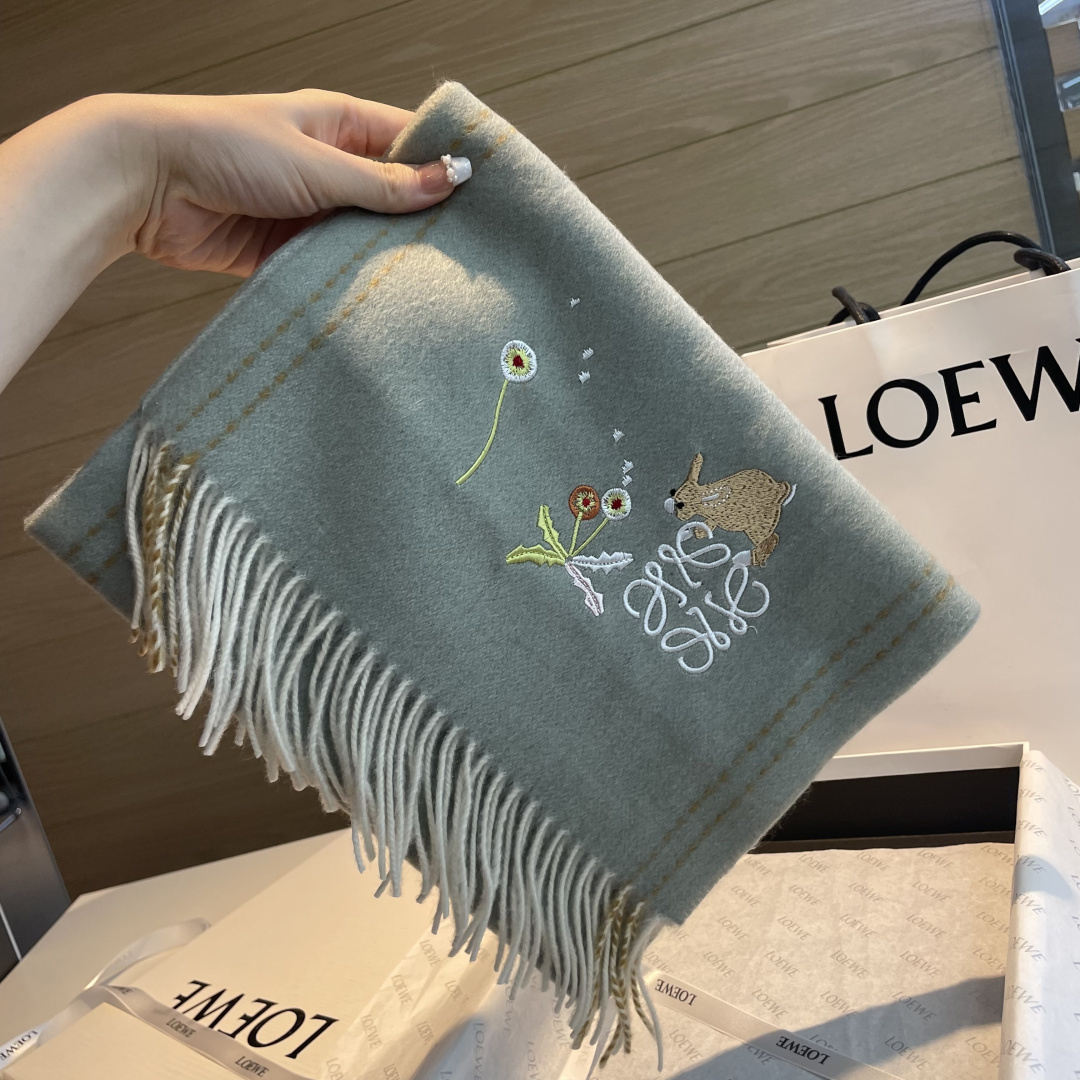上新！Loewe · 罗意威️新款披肩围巾。难得一见的温柔配色，低调又不失优雅❗️重点推荐❗️loewe