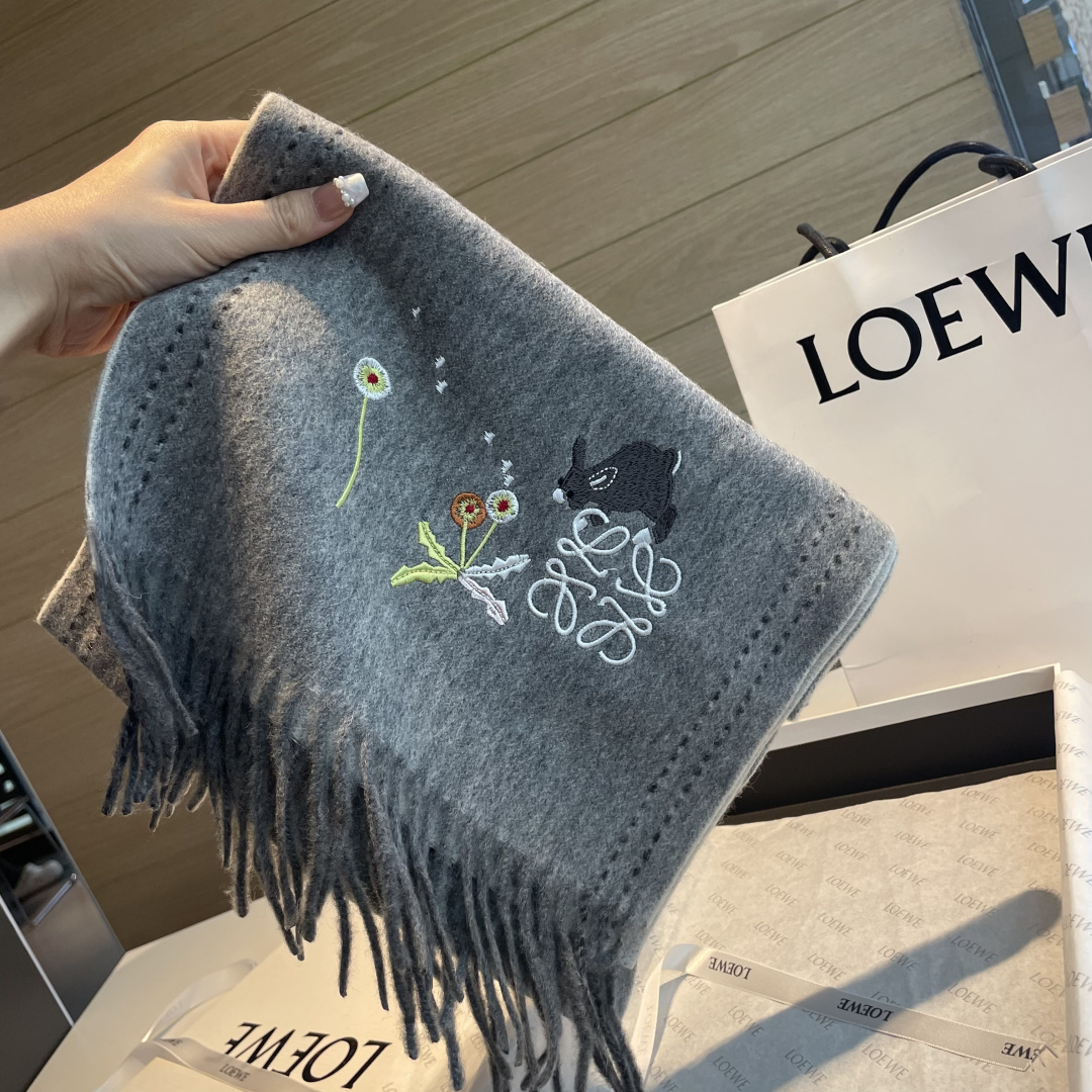 上新！Loewe · 罗意威️新款披肩围巾。难得一见的温柔配色，低调又不失优雅❗️重点推荐❗️loewe