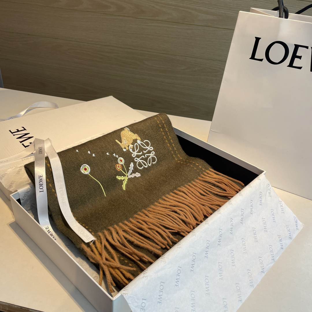上新！Loewe · 罗意威️新款披肩围巾。难得一见的温柔配色，低调又不失优雅❗️重点推荐❗️loewe