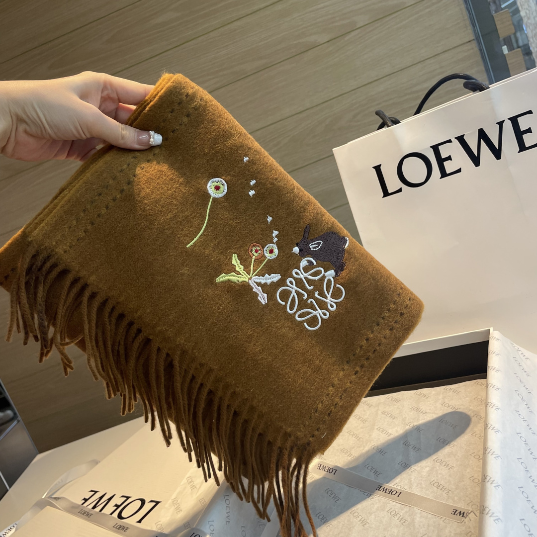 上新！Loewe · 罗意威️新款披肩围巾。难得一见的温柔配色，低调又不失优雅❗️重点推荐❗️loewe