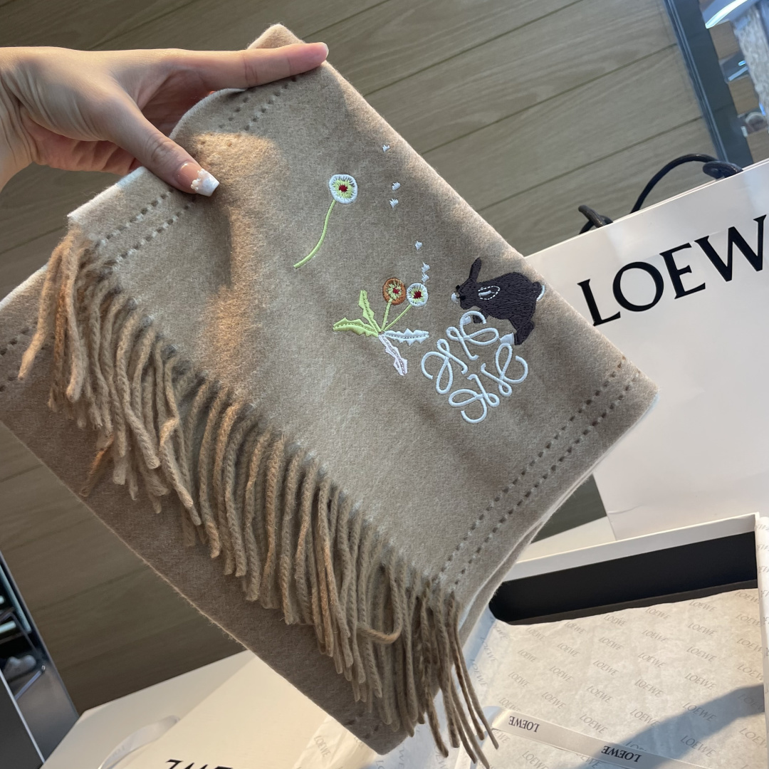 上新！Loewe · 罗意威️新款披肩围巾。难得一见的温柔配色，低调又不失优雅❗️重点推荐❗️loewe