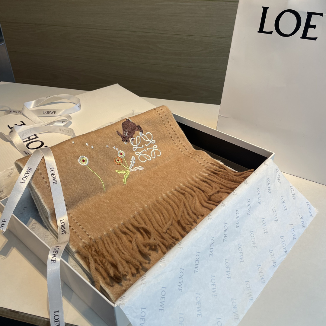 上新！Loewe · 罗意威️新款披肩围巾。难得一见的温柔配色，低调又不失优雅❗️重点推荐❗️loewe