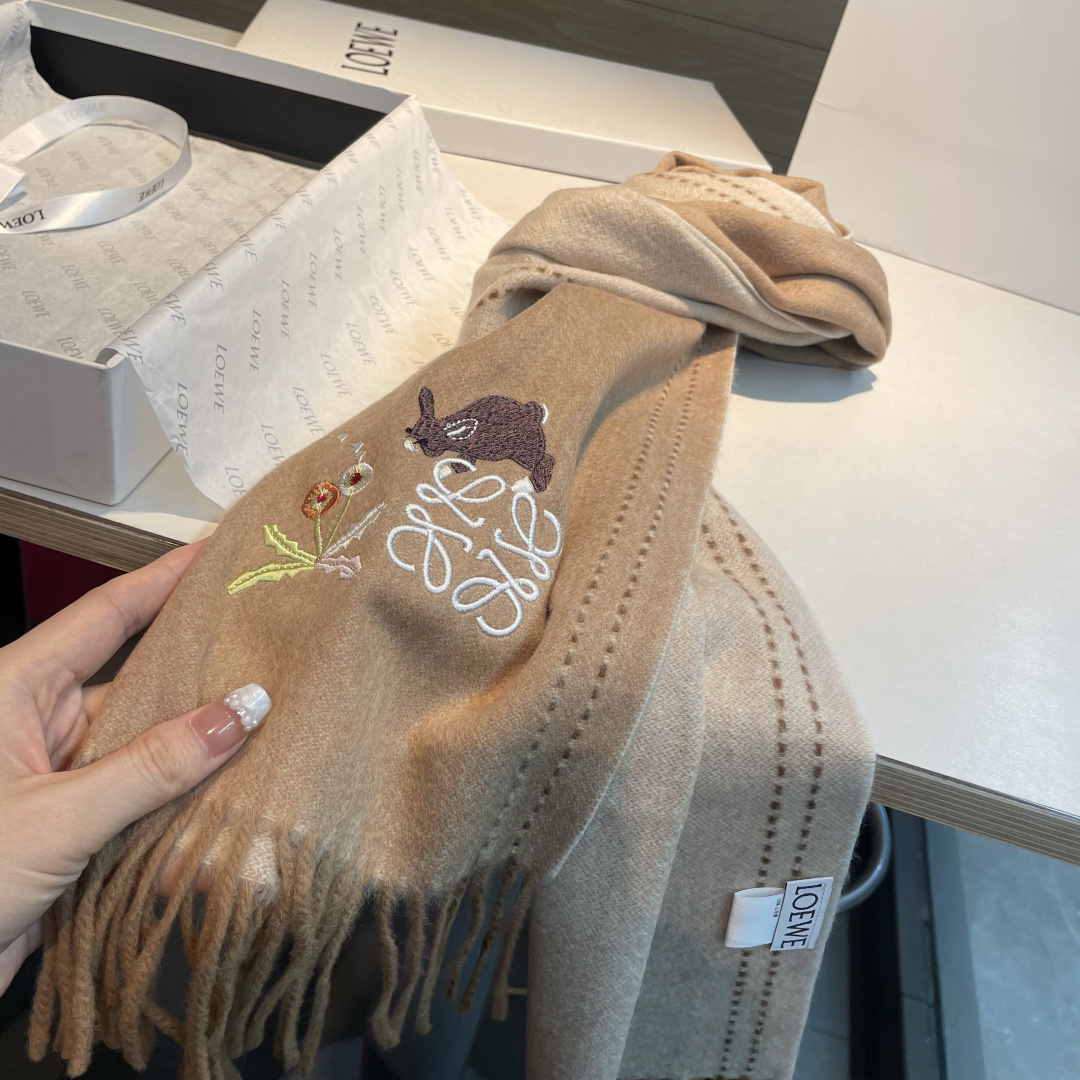 上新！Loewe · 罗意威️新款披肩围巾。难得一见的温柔配色，低调又不失优雅❗️重点推荐❗️loewe
