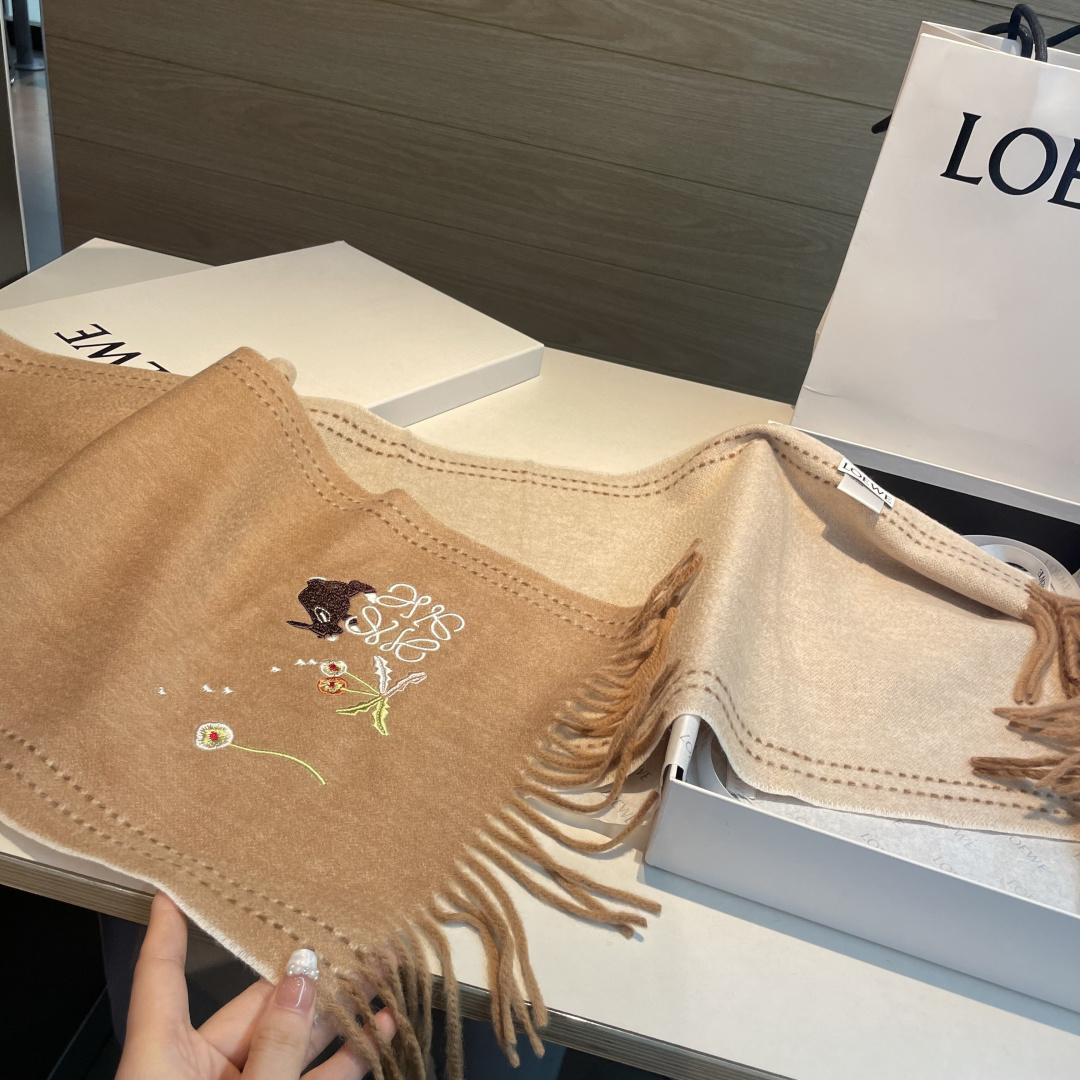上新！Loewe · 罗意威️新款披肩围巾。难得一见的温柔配色，低调又不失优雅❗️重点推荐❗️loewe