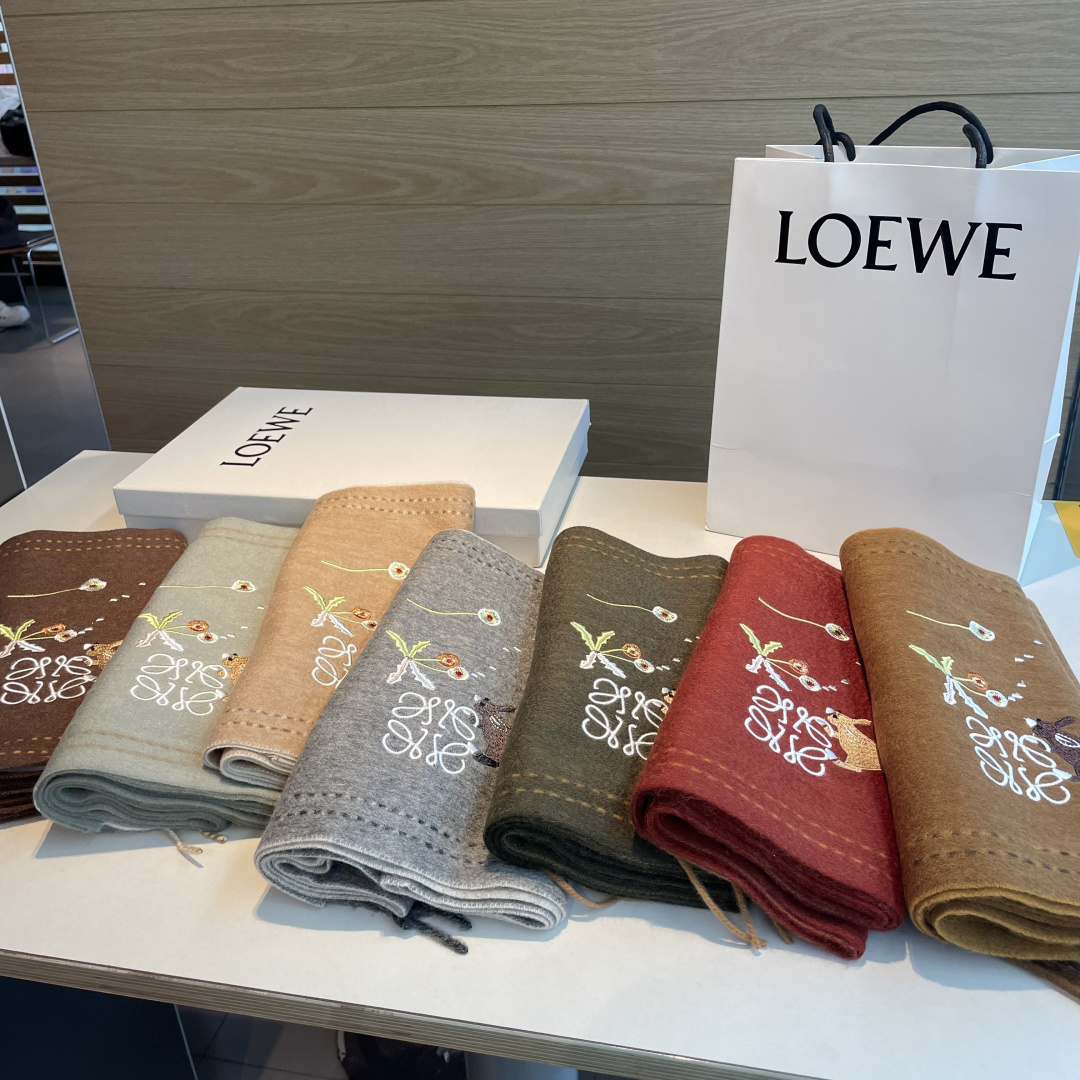 NO:642681,New!  Loewe ·  Loewe's new shawl scarf. A rare gentle color matching, low-key yet elegant. Highly recommend loewe's soft scarf that touches the heart. The extremely simple color matches the eye-catching rabbit logo. It is the finishing touch without losing the beauty. Successful people  The pursuit, the color is absolute, a little unique fairy spirit, the absolute best choice for couples, the color is elegant, not enchanting, very soft cashmere material specification 30xcm high version scarf, high version scarf, loewe, loewe, shawls19860909上新！Loewe · 罗意威新款披肩围巾.难得一见的温柔配色,低调又不失优雅重点推荐loewe这款触动内心的柔美围巾,极其简单的颜色搭配抢眼的兔子logo,点睛之笔确又不失美感,成功人士的追求,色彩绝对,有点独有的仙气,绝对的情侣款不二之选,颜色淡雅,不妖娆非常柔软的羊绒材质规格30xcm高版本围巾,高版本围巾,loewe,loewe,shawls,scarf