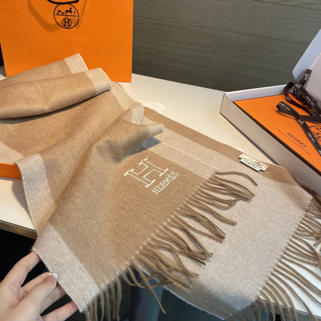 ✨✨爱马仕双面围巾❗好看的要疯掉了，太有型太有魅力了❗❗非常斯文时尚的秋冬单品！真的很喜欢，非常Clas