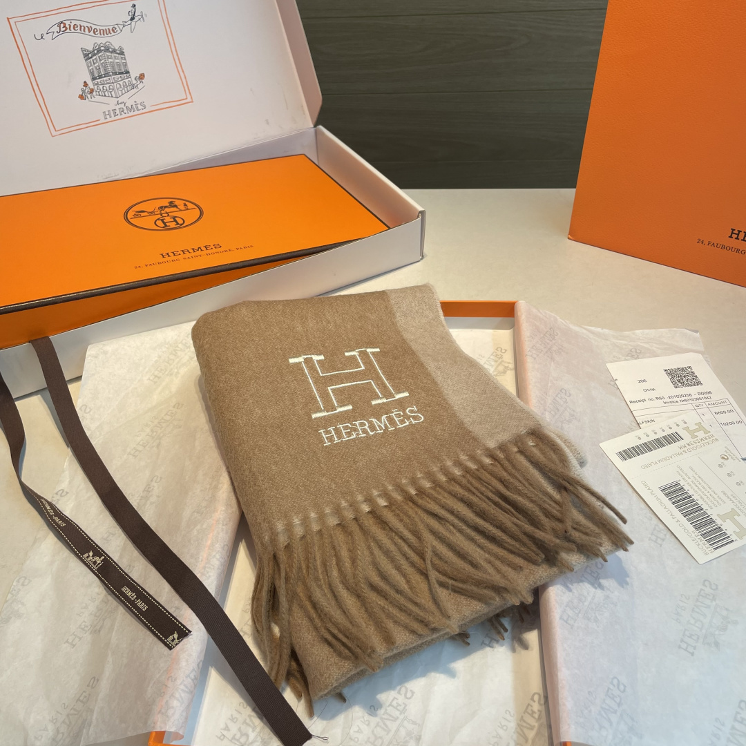✨✨爱马仕双面围巾❗好看的要疯掉了，太有型太有魅力了❗❗非常斯文时尚的秋冬单品！真的很喜欢，非常Clas