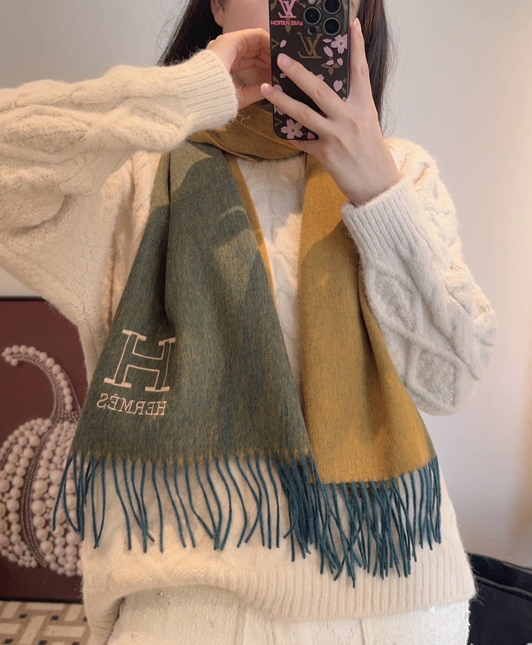 ✨✨爱马仕双面围巾❗好看的要疯掉了，太有型太有魅力了❗❗非常斯文时尚的秋冬单品！真的很喜欢，非常Clas