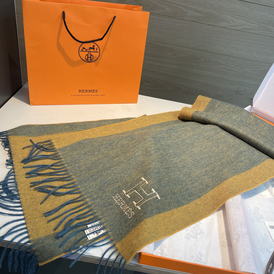 ✨✨爱马仕双面围巾❗好看的要疯掉了，太有型太有魅力了❗❗非常斯文时尚的秋冬单品！真的很喜欢，非常Clas