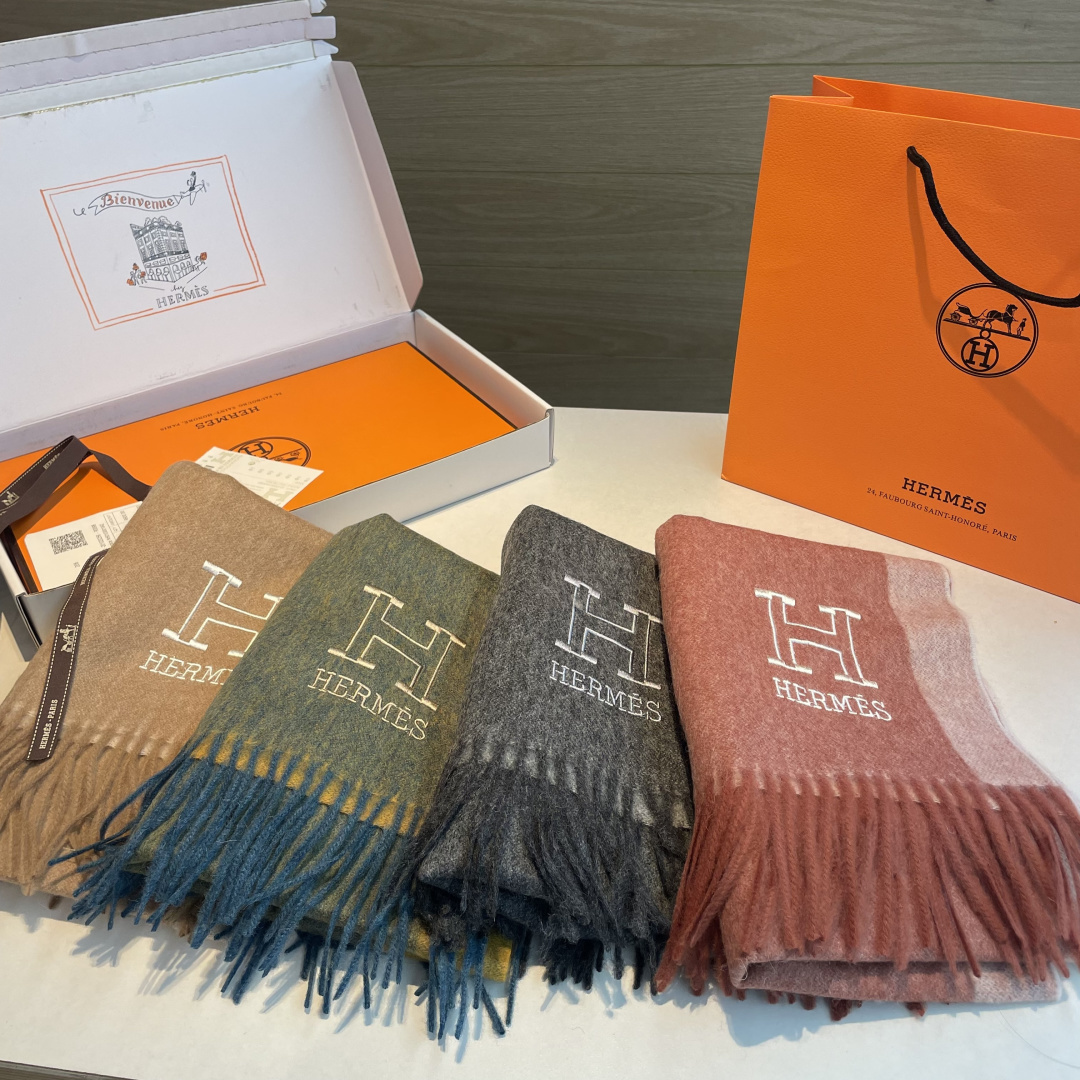 ✨✨爱马仕双面围巾❗好看的要疯掉了，太有型太有魅力了❗❗非常斯文时尚的秋冬单品！真的很喜欢，非常Clas